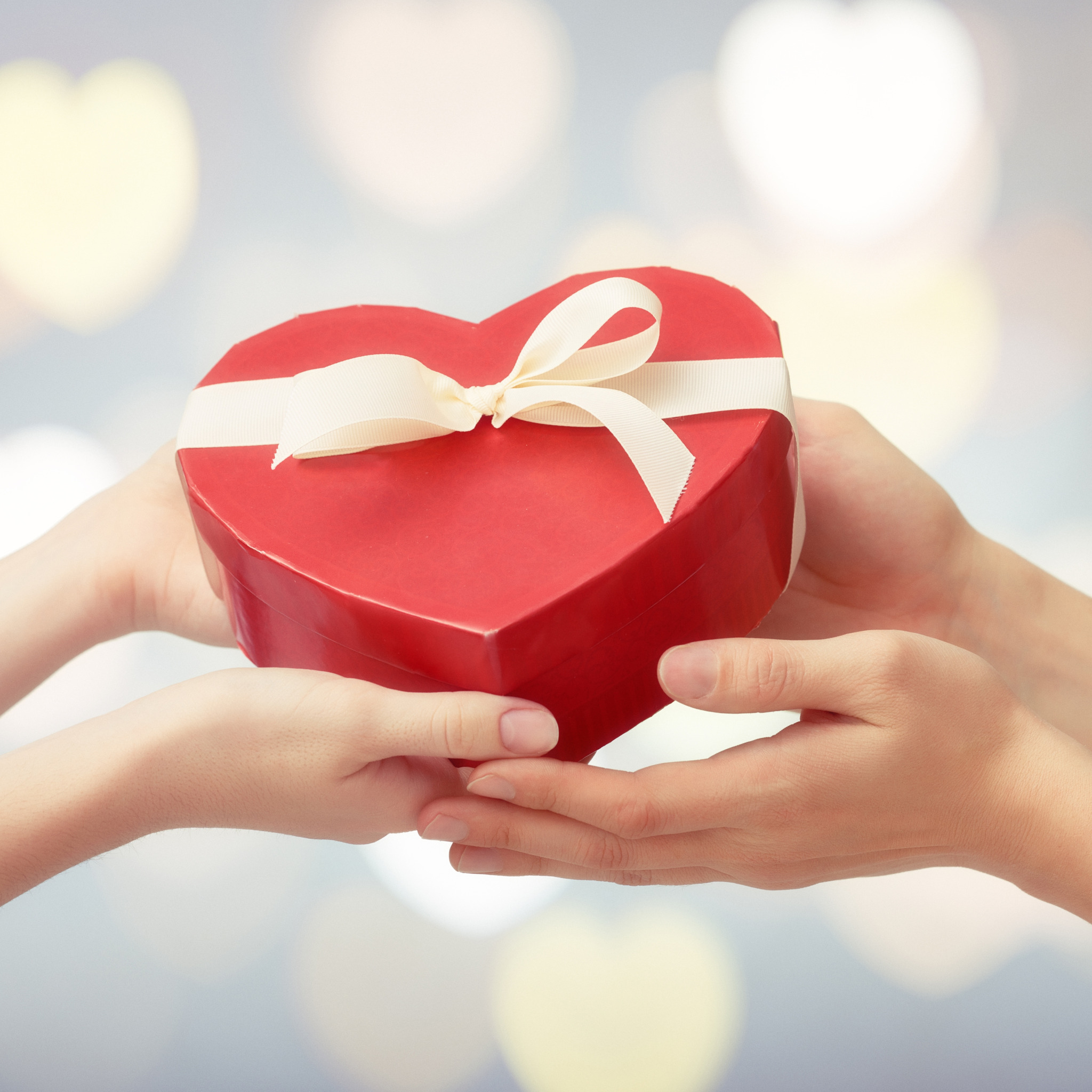 Желанный сюрприз. Сердце подарок. Подарок в руках. Подарок сердечко. Красивые подарки.