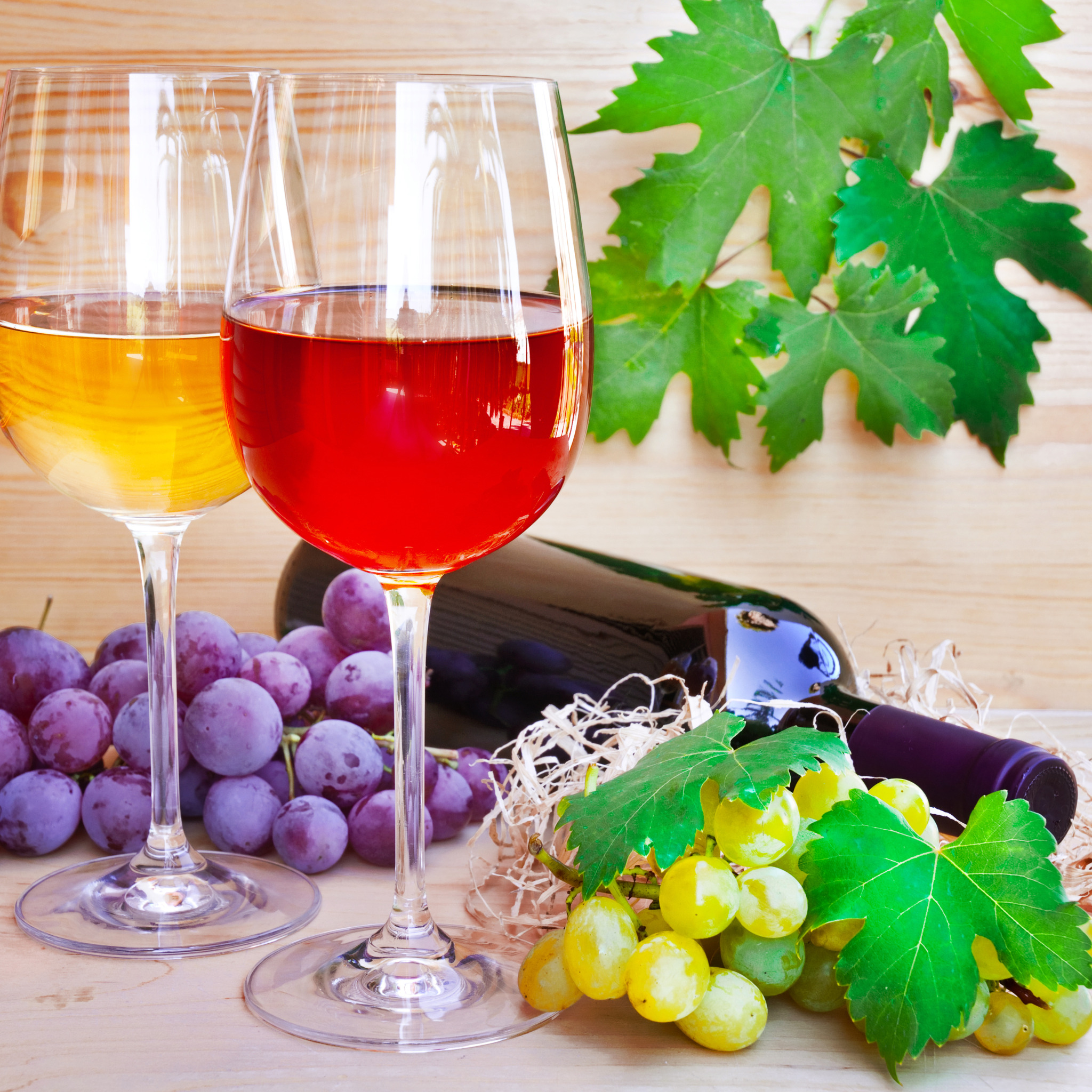 Розовое вино виноград. Вино Виноградная гроздь. Бокал с вином. Вино и фрукты. Красное и белое вино.
