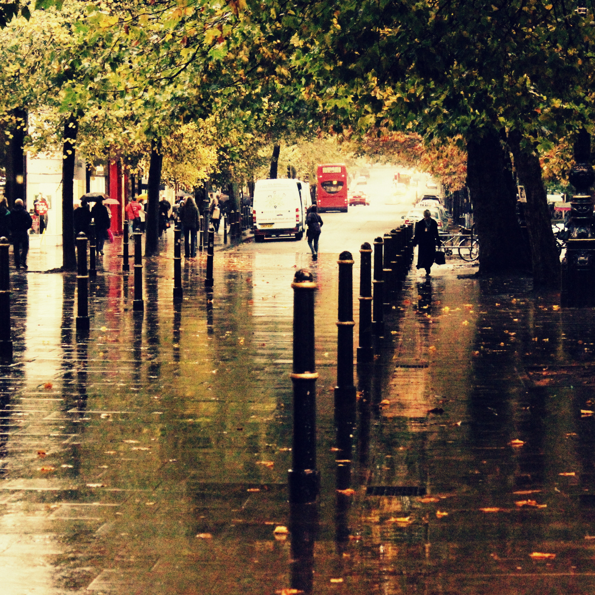 Столица дождей город. Осень город дождь. Фон дождь на улице. Автобусы осенью в городах.