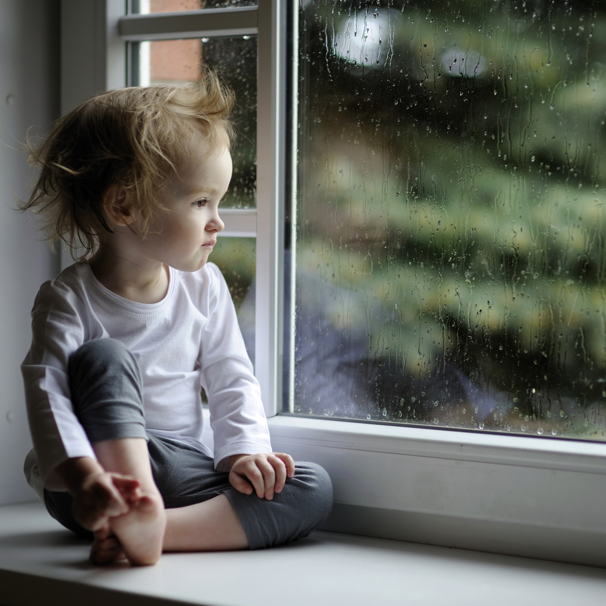 Грустный мальчик в окне. Ребенок на подоконнике. Ребенок у окна. Ребенок грустит у окна. Девочка у окна.