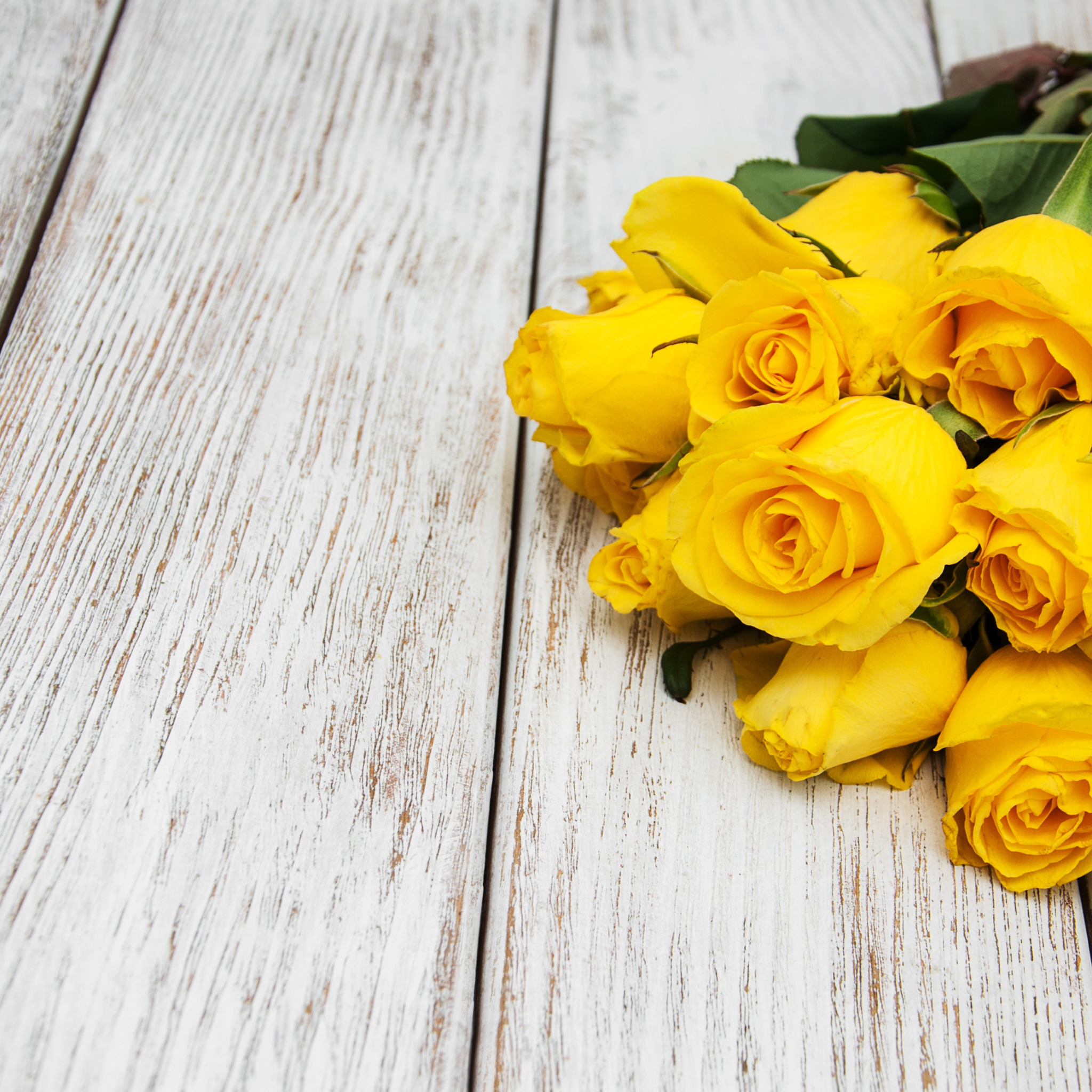 Покрывало желтые цветы. Желтые цветы на столе. Желтые розы на столе. Желтые розы для мамы. Красивые желтые цветы на досках.