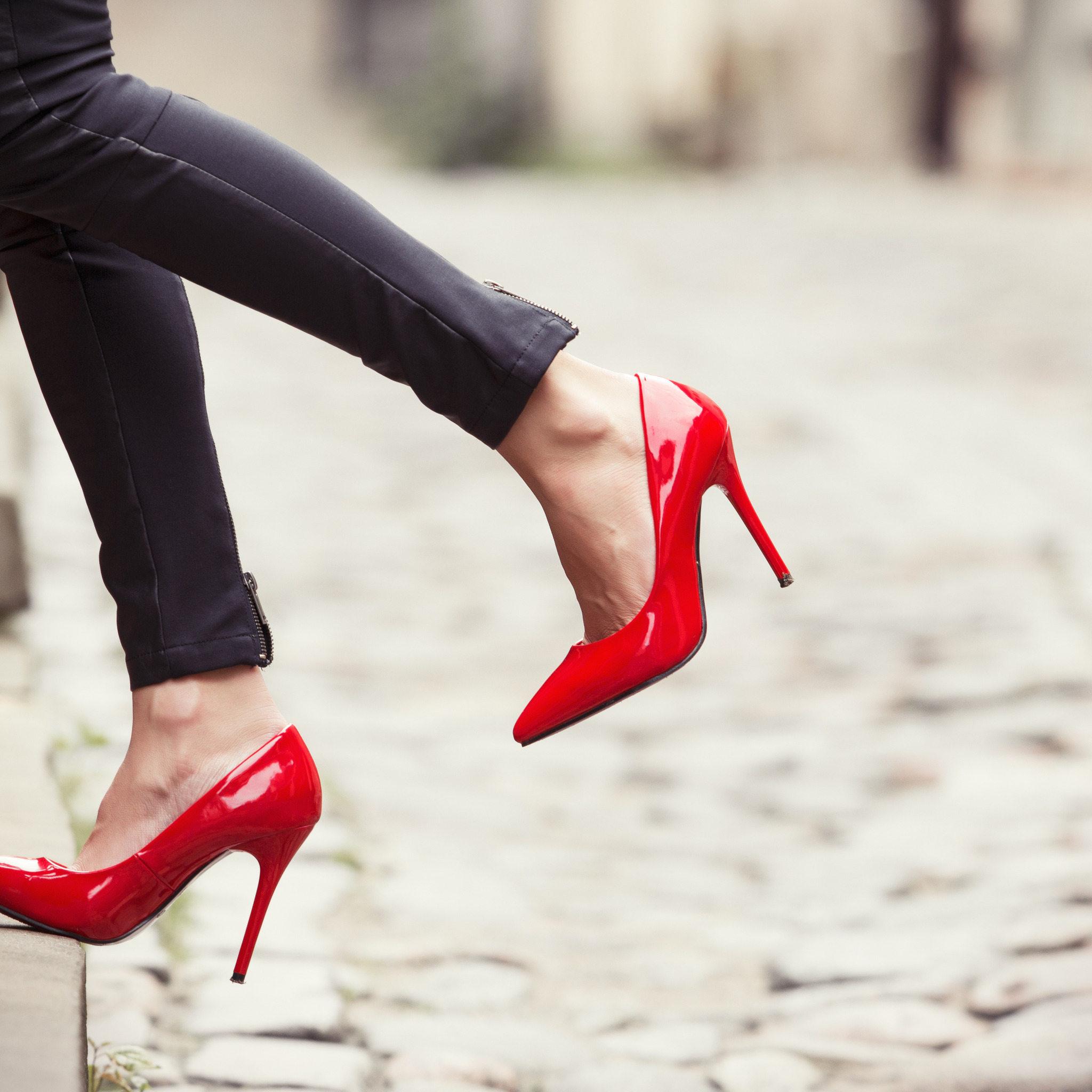 Туфли женские. Красные туфли. Девушка в красных туфлях. Девушка в красных туфлях на каблуке. Heels brunette