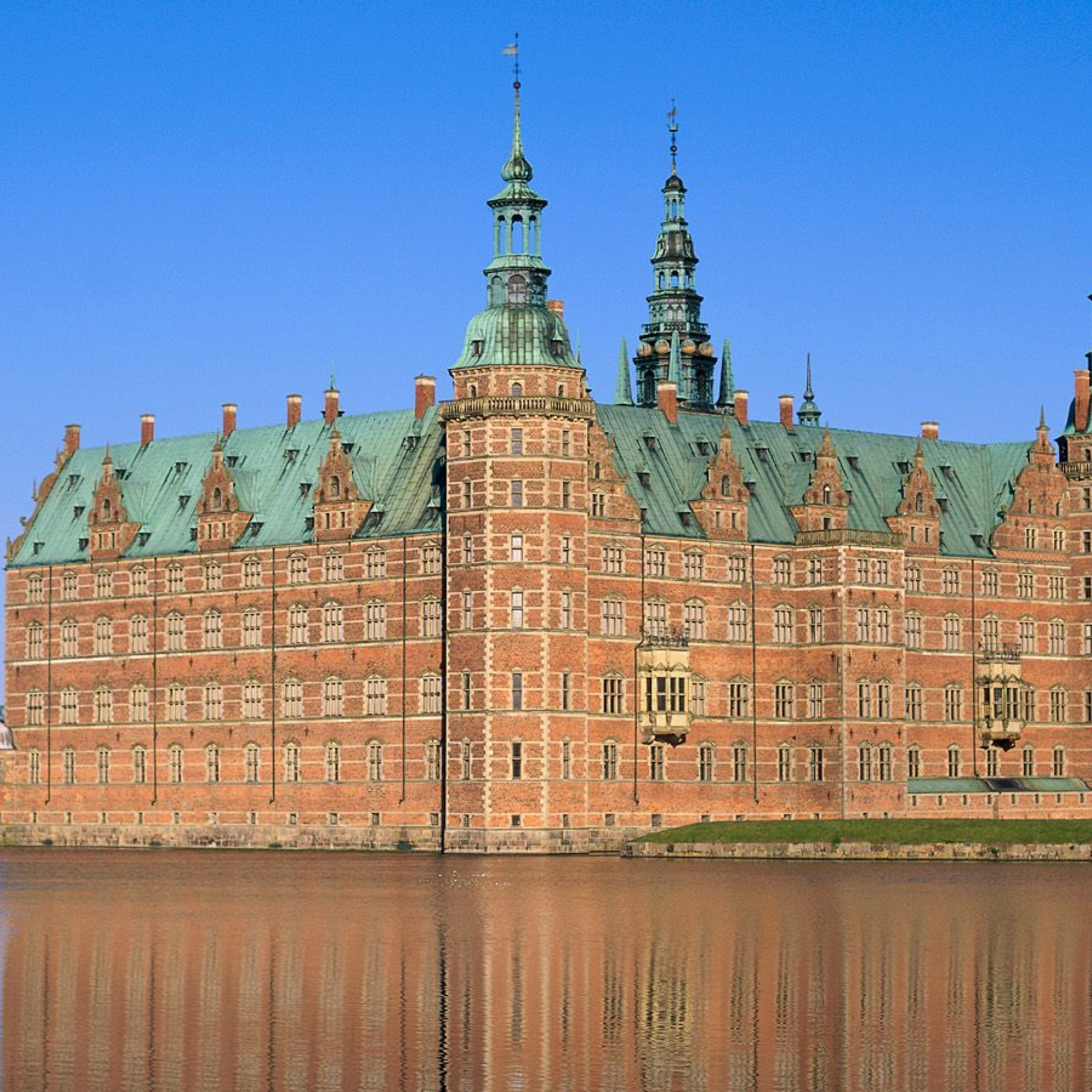 Достопримечательности каждых стран. Дворец Фредериксборг Копенгаген. Замок Фредериксборг (г. Хиллеред).