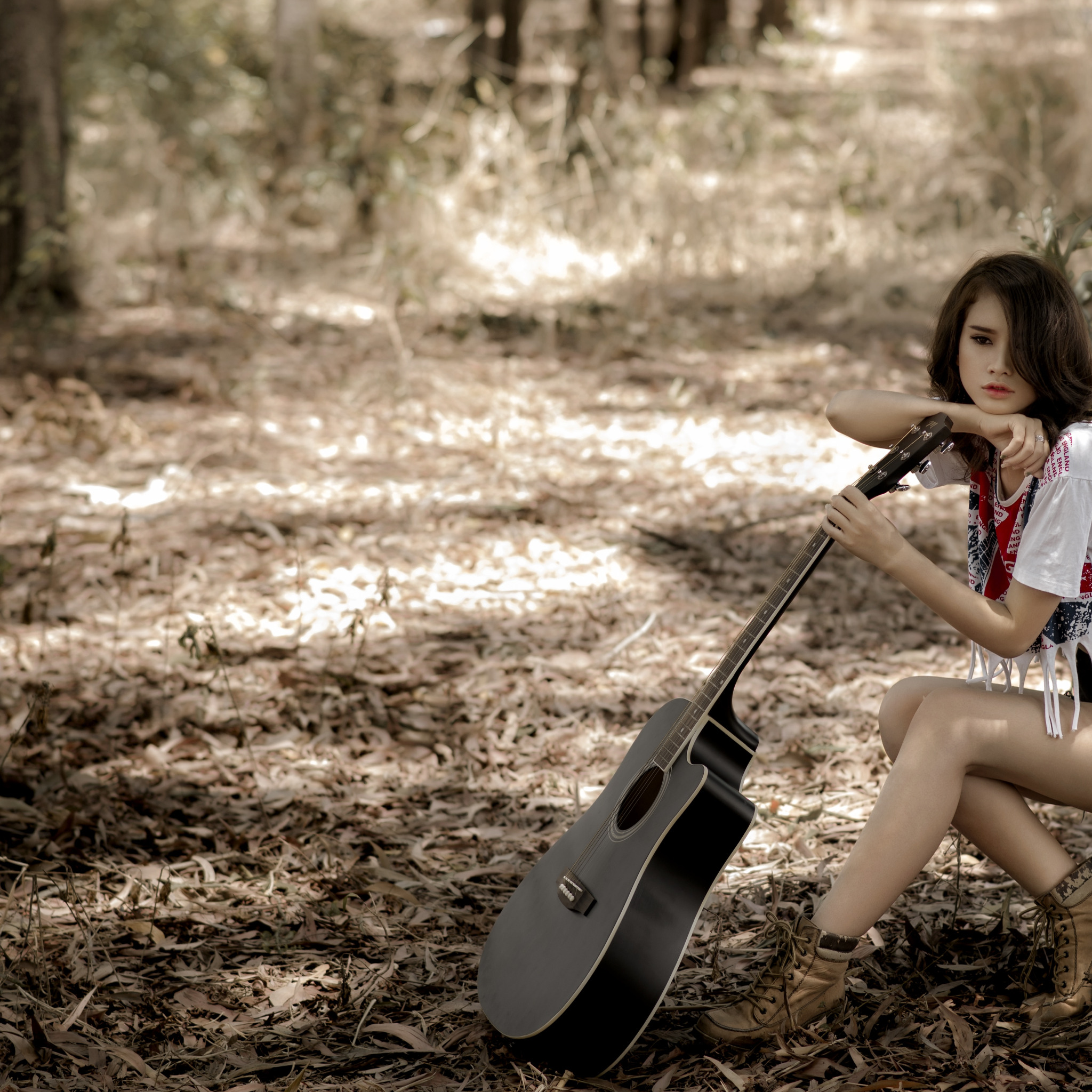 А музыка играет громко в стороне слушать. Девушка с гитарой в лесу. Позы для фотосессии с гитарой. Девушка с гитарой обои. Девушка гитарист.
