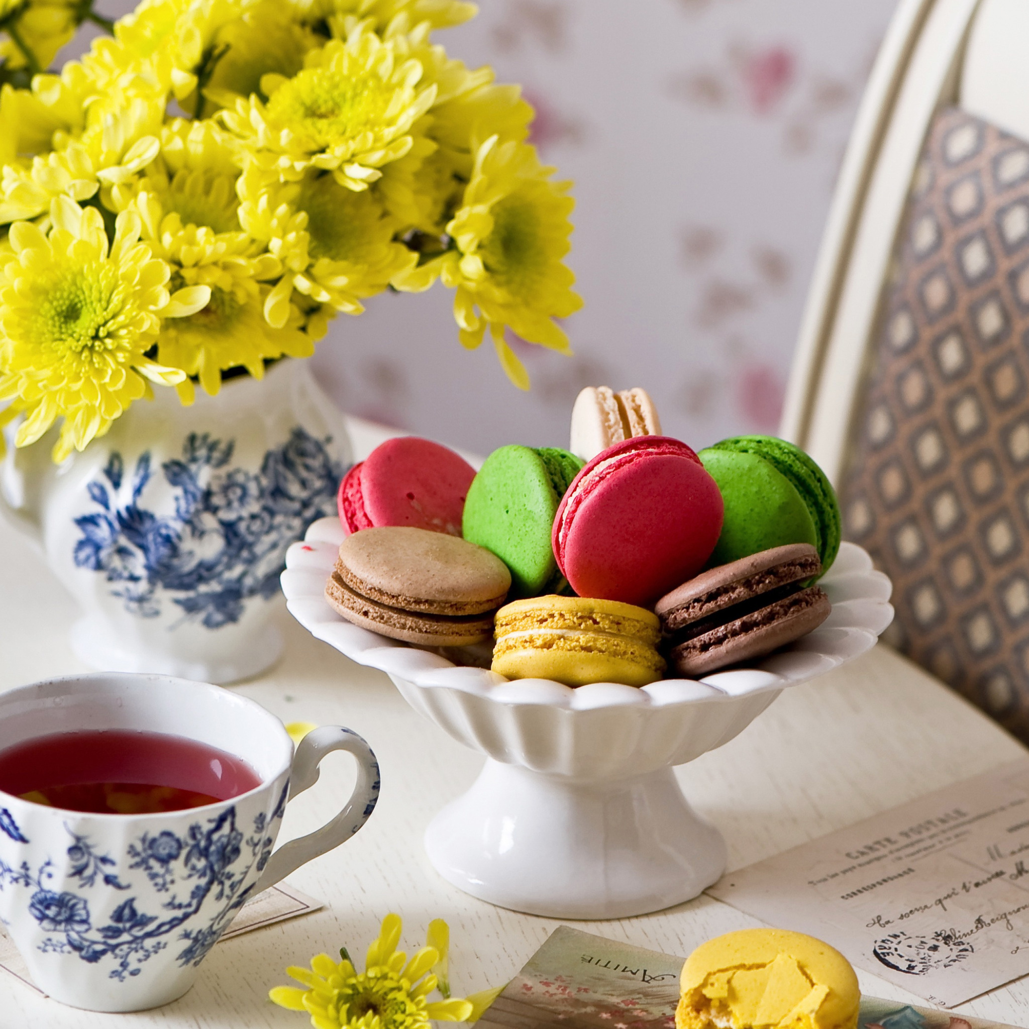 Доброе утро яркие цветы. Яркое утро. Чай с десертом. Чай цветы и печенье. Печенье цветок.