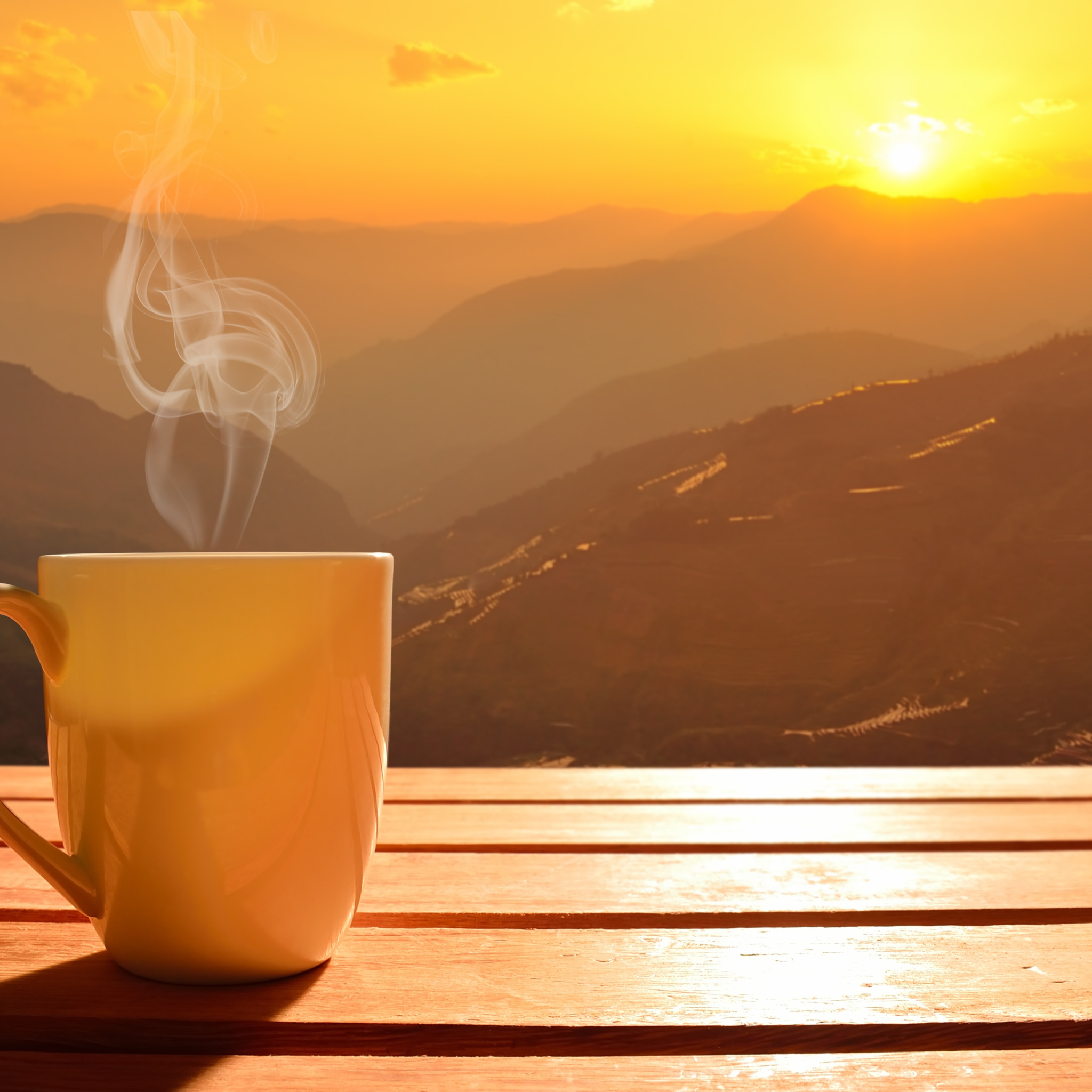 Кофе на Восходе солнца. Солнечное утро и кофе. Утреннее настроение. Кофе на рассвете.