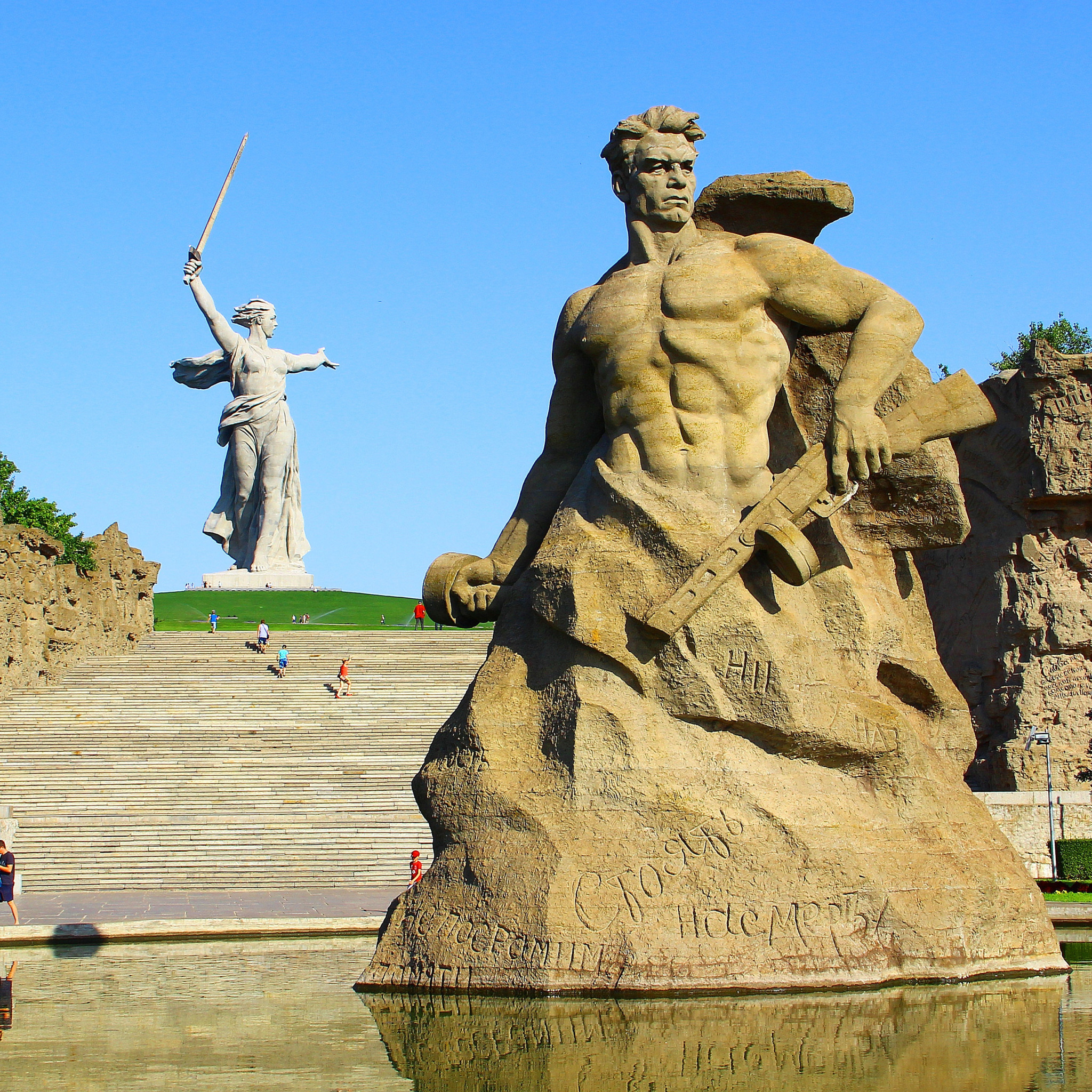 Мамаев курган памятники сталинградской. Мамаев Курган Волгоград. Площадь стоявших насмерть на Мамаевом Кургане. Мамаев Курган Сталинград Волгоград. Волгоград Родина мать Мамаев Курган Сталинградская битва.