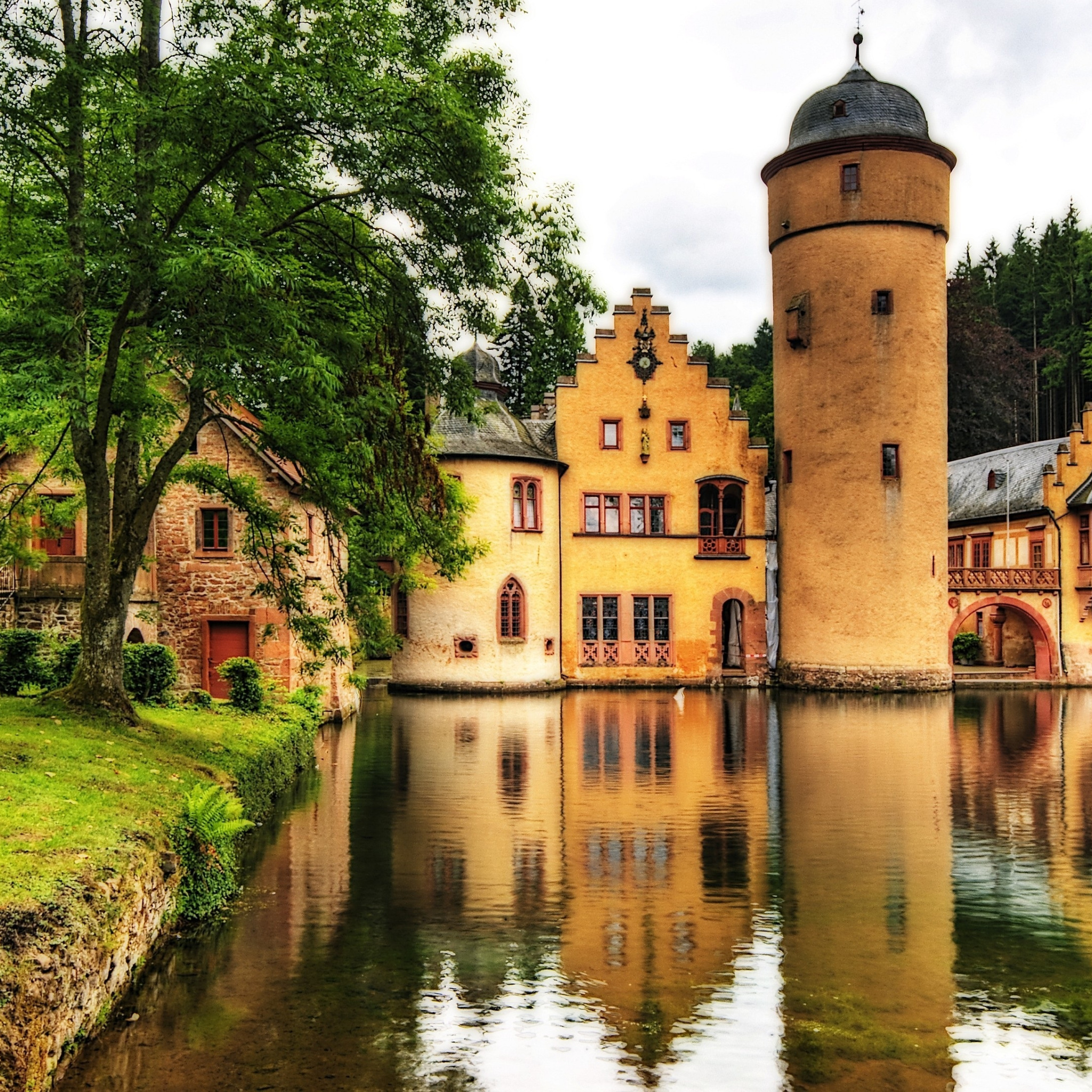 Germany water. Замок Меспельбрунн. Германия озеро едерзи замок. Замок Зацвай Германия. Калленберг (замок, Бавария).