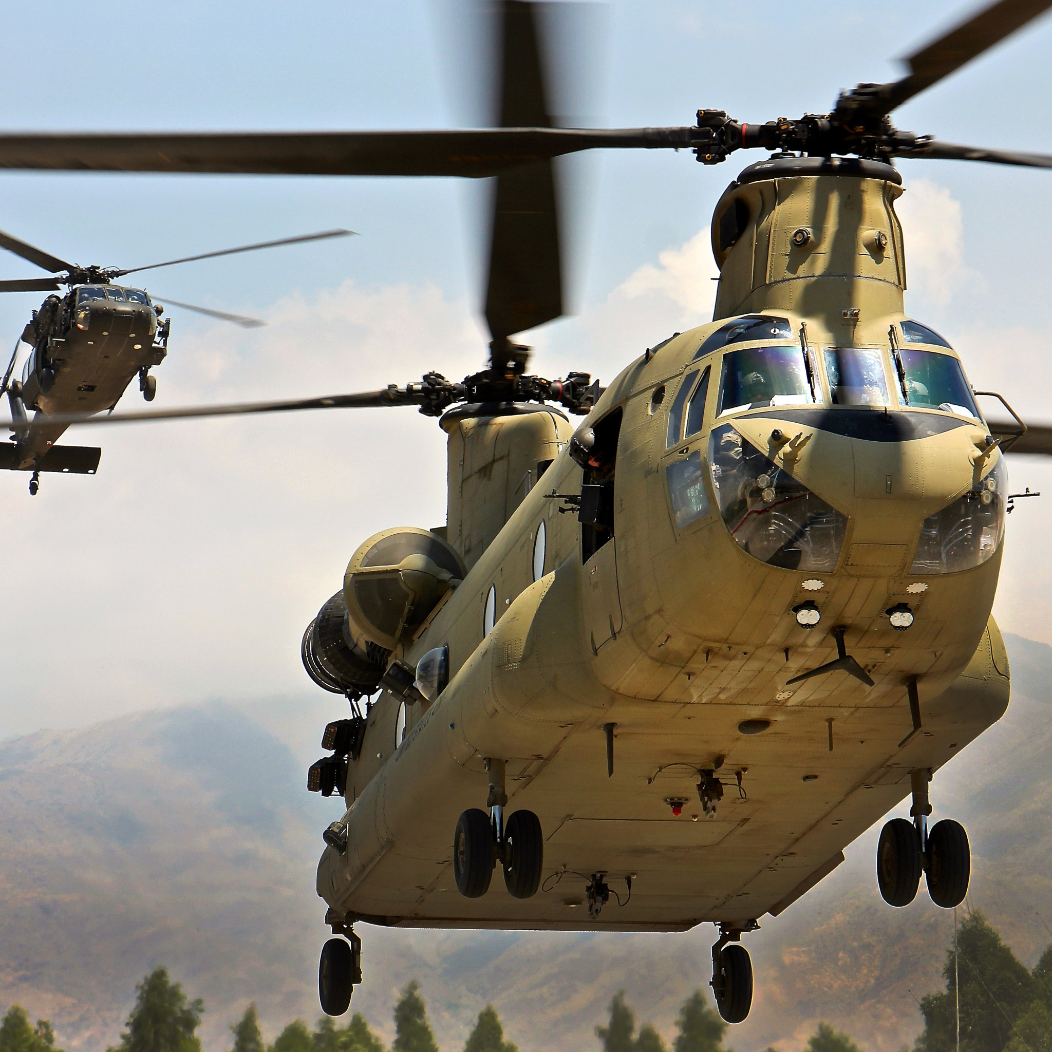 Американские военные вертолеты. Вертолет Чинук в Афганистане. Чинук порода. Ми 24 и Чинук. Uh 60 вертолет 1.72.