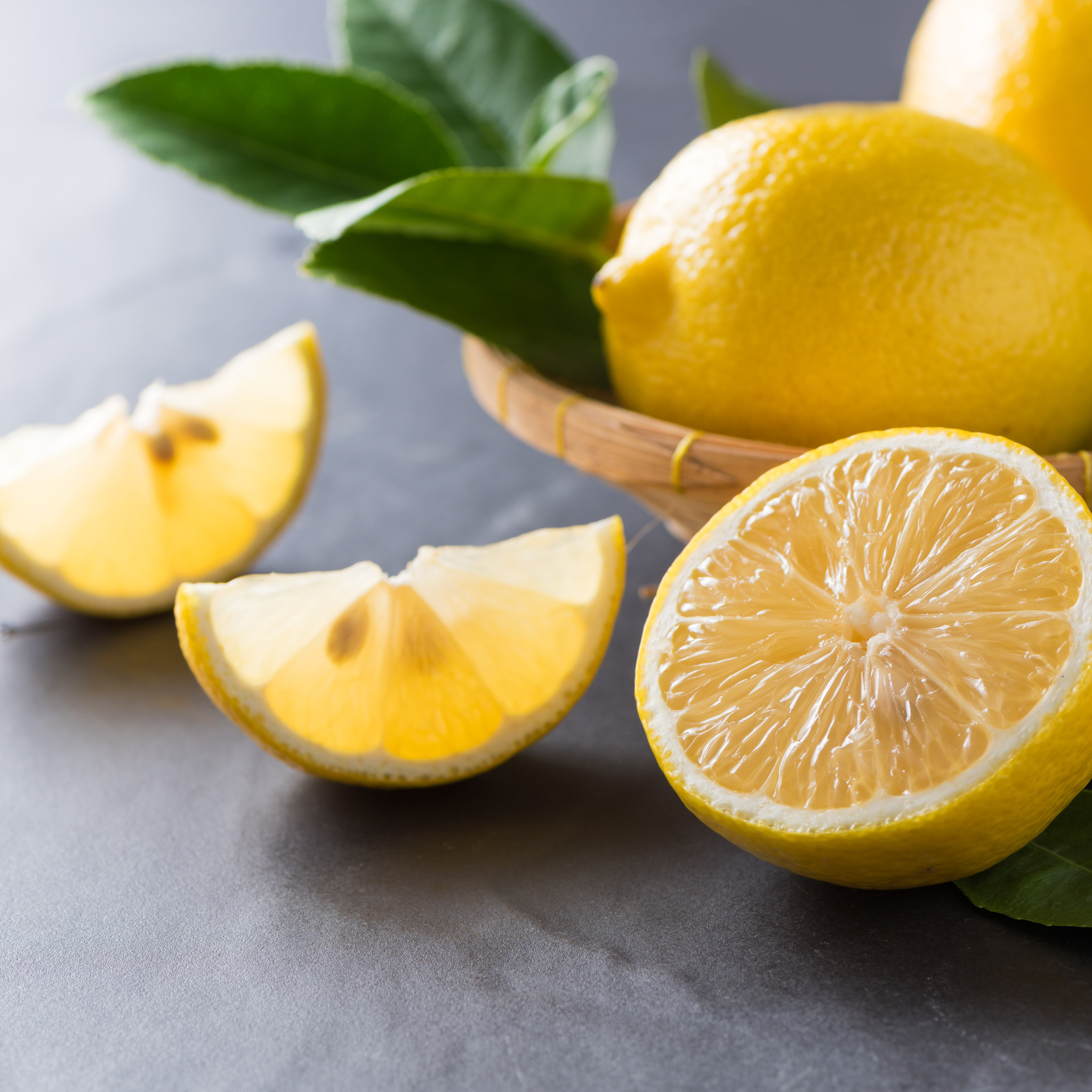 Горячие лимоны польза. Листья лимона. Лимона цедра. Морской лимон. Цитрус лимон.