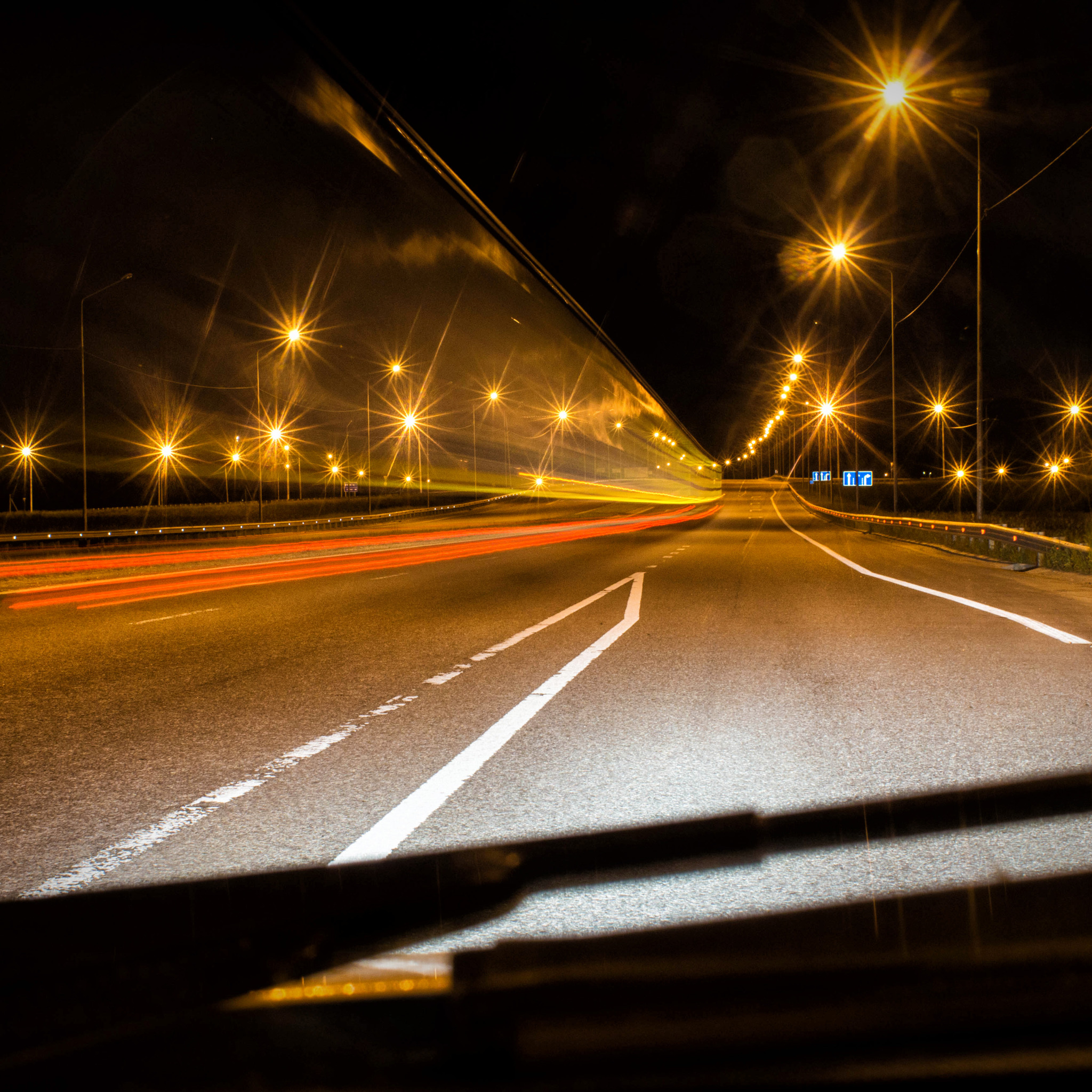Автомобиль ночью на дороге. Дорога ночью. Ночь трасса машина. Машина ночью на дороге. Ночная трасса.
