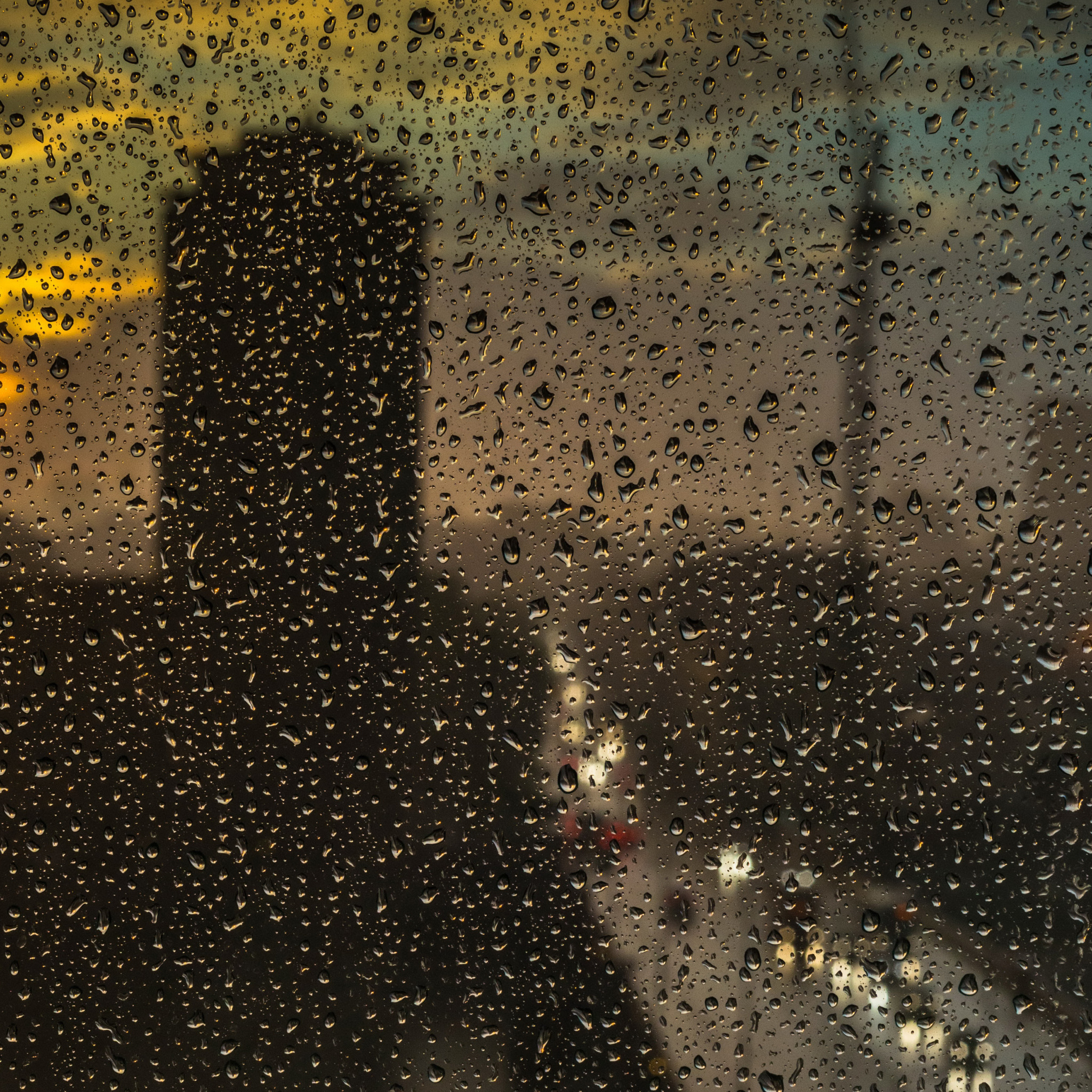 Приклеенное стекло дождь. Капли на стекле. Капли дождя на окне. Дождь в окне. Дождь за окном.
