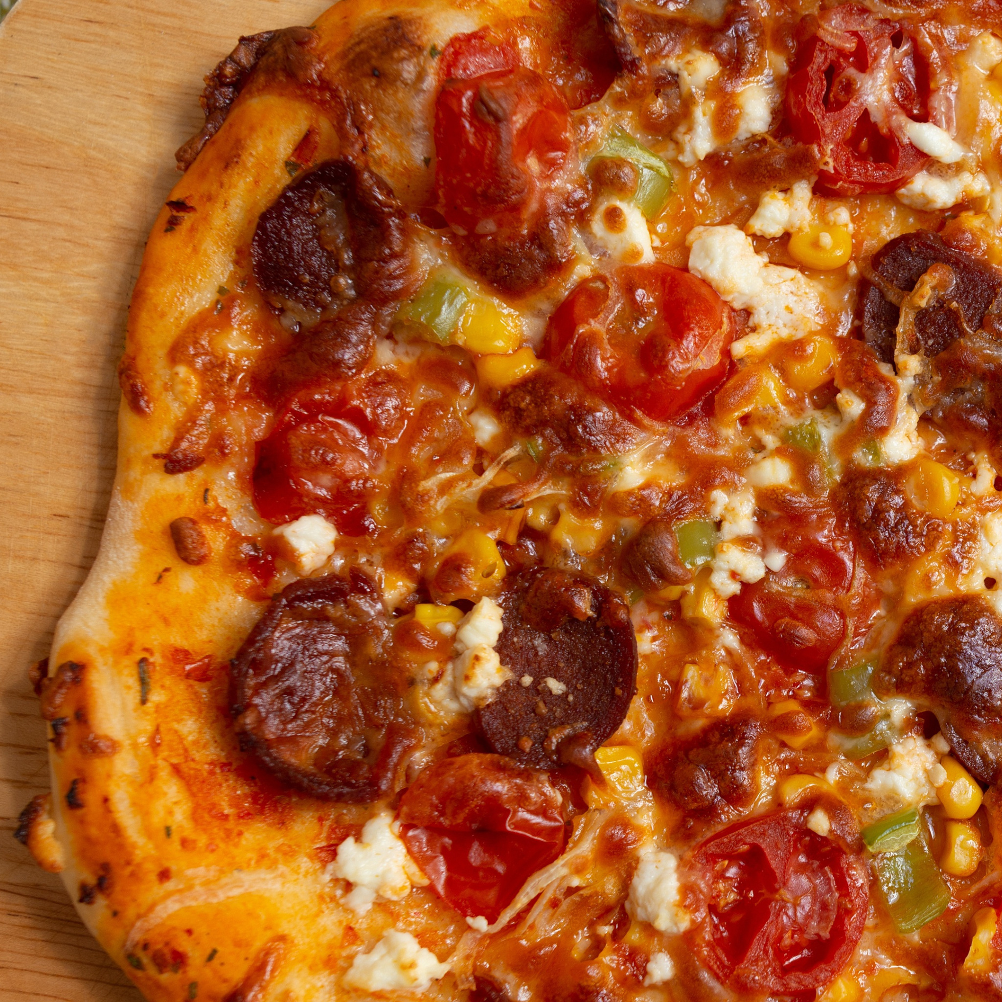 Пицца без колбасы и сыра рецепт. Пицца без сыра. Пицца без сыра и помидоров. Пицца сырная. Пицца колбаса сыр помидоры.