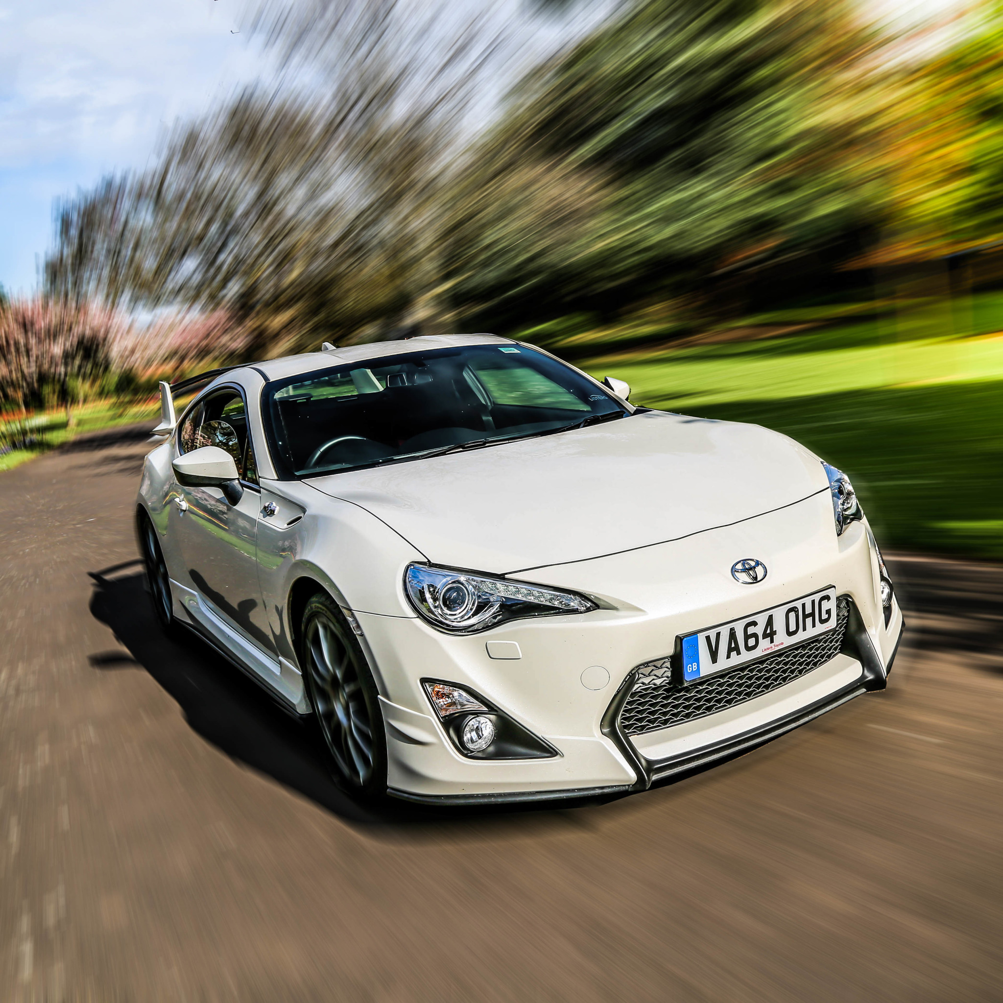 Toyota gt86 Aero белая