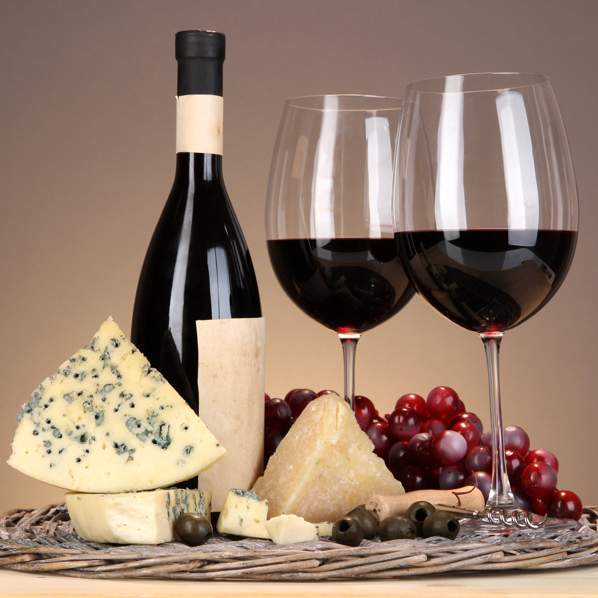 Вино и сыр. Бутылка вина. Красное вино. Праздничный стол с вином. Какое вино под сыр