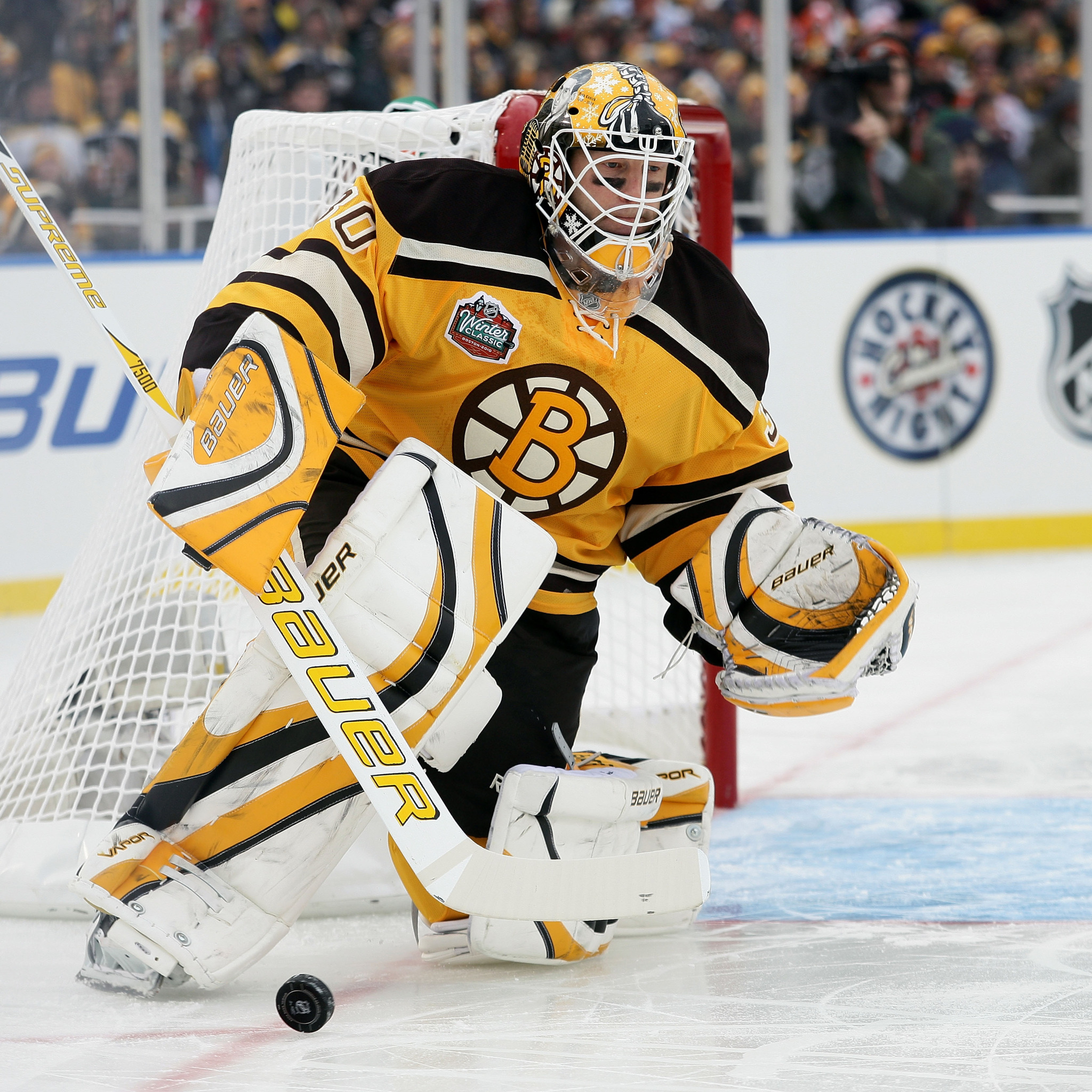 хоккей бостон брюинз. черный вратарь. бостон брюинз вратарь. интересные фото с мячом с футбольным. лещук вратарь на черном фоне.