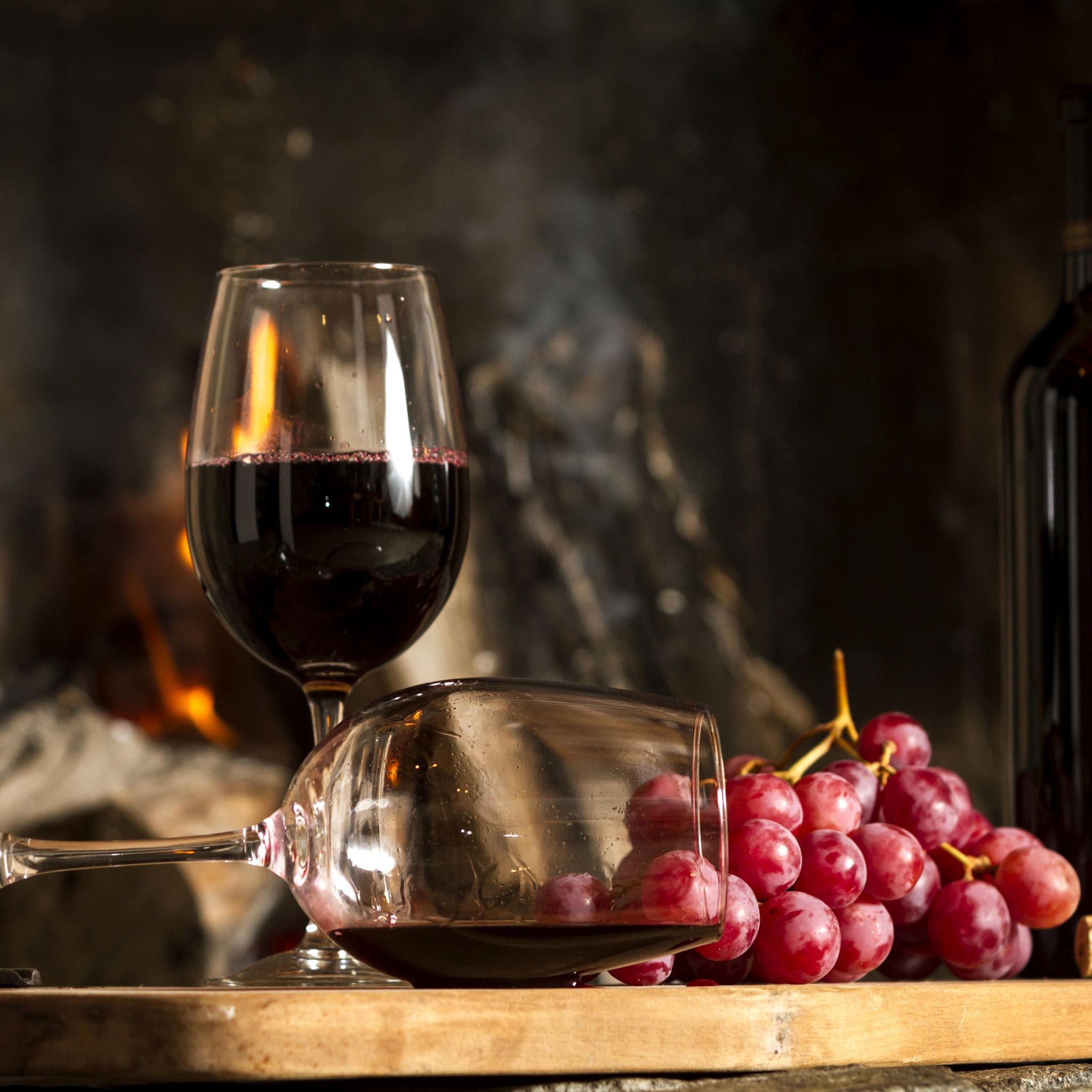 Какой виноград красного вина. Хванчкара виноград. Вино Хванчкара Georgian Wine. Красное вино. Вино и виноград.
