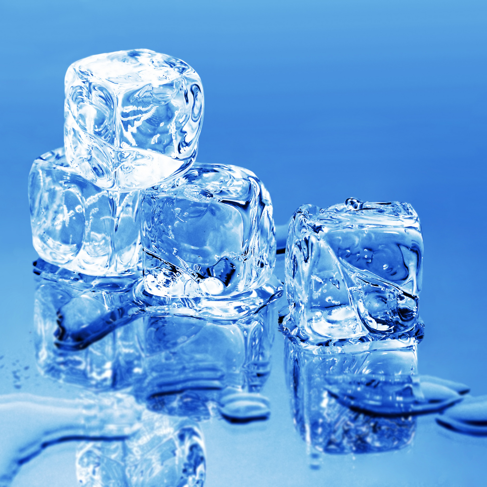 Как думаете на что похож лед. Кусочки льда. Кубики льда. Ледяной кубик. Кубики льда в воде.