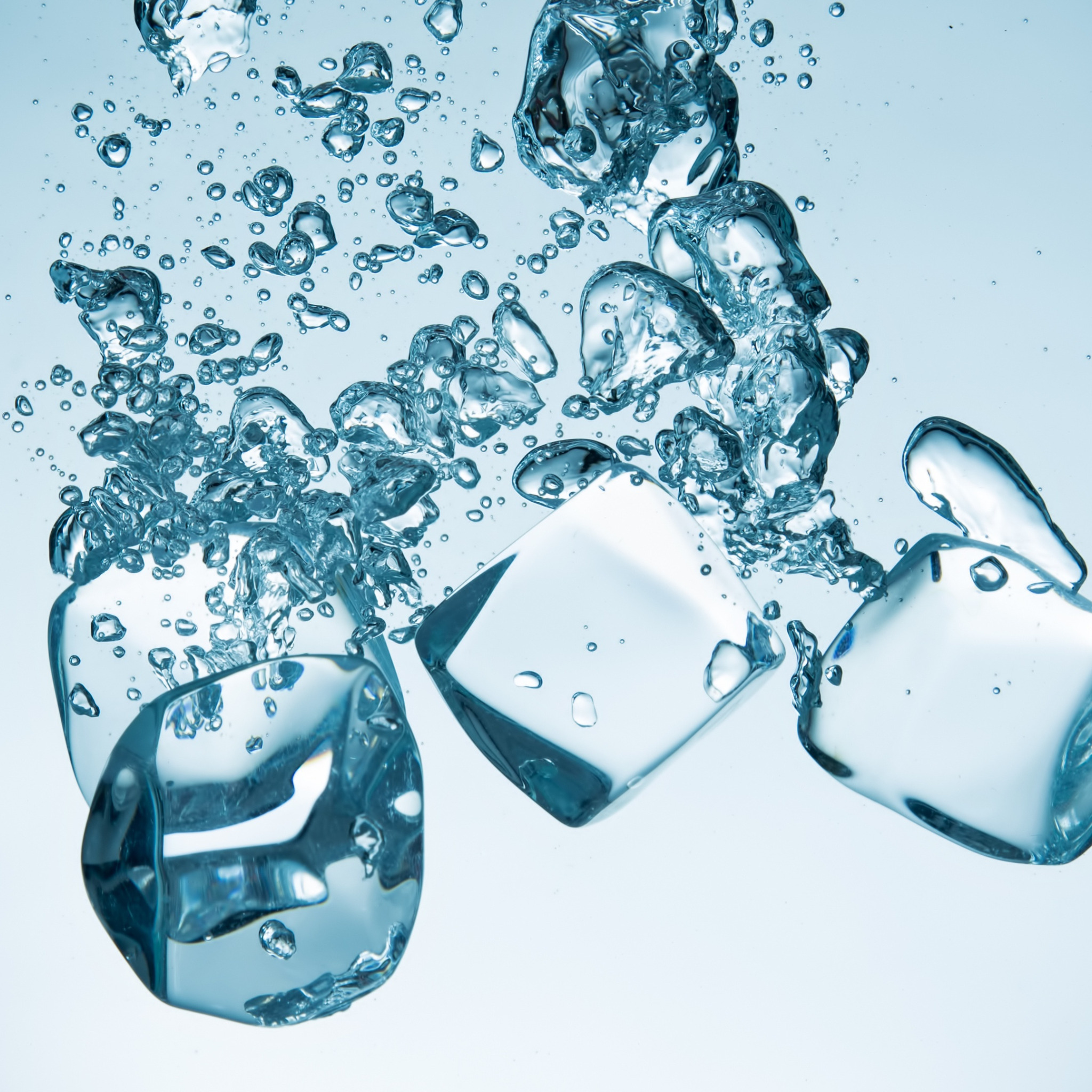Сонник лед вода. Кубики льда. Вода со льдом. Кубики льда в воде. Кубики льда в стакане.