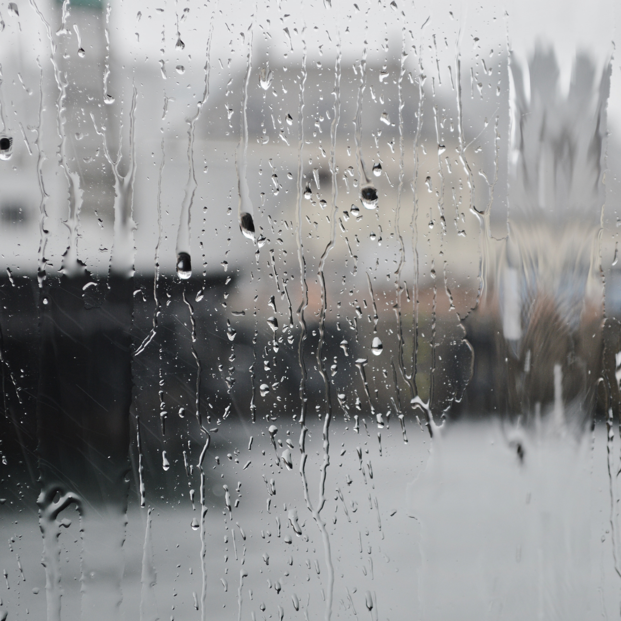 В окна стучали крупные дождевые капли. Капли на стекле. Капли дождя на окне. Серый дождь. Дождь в окне.