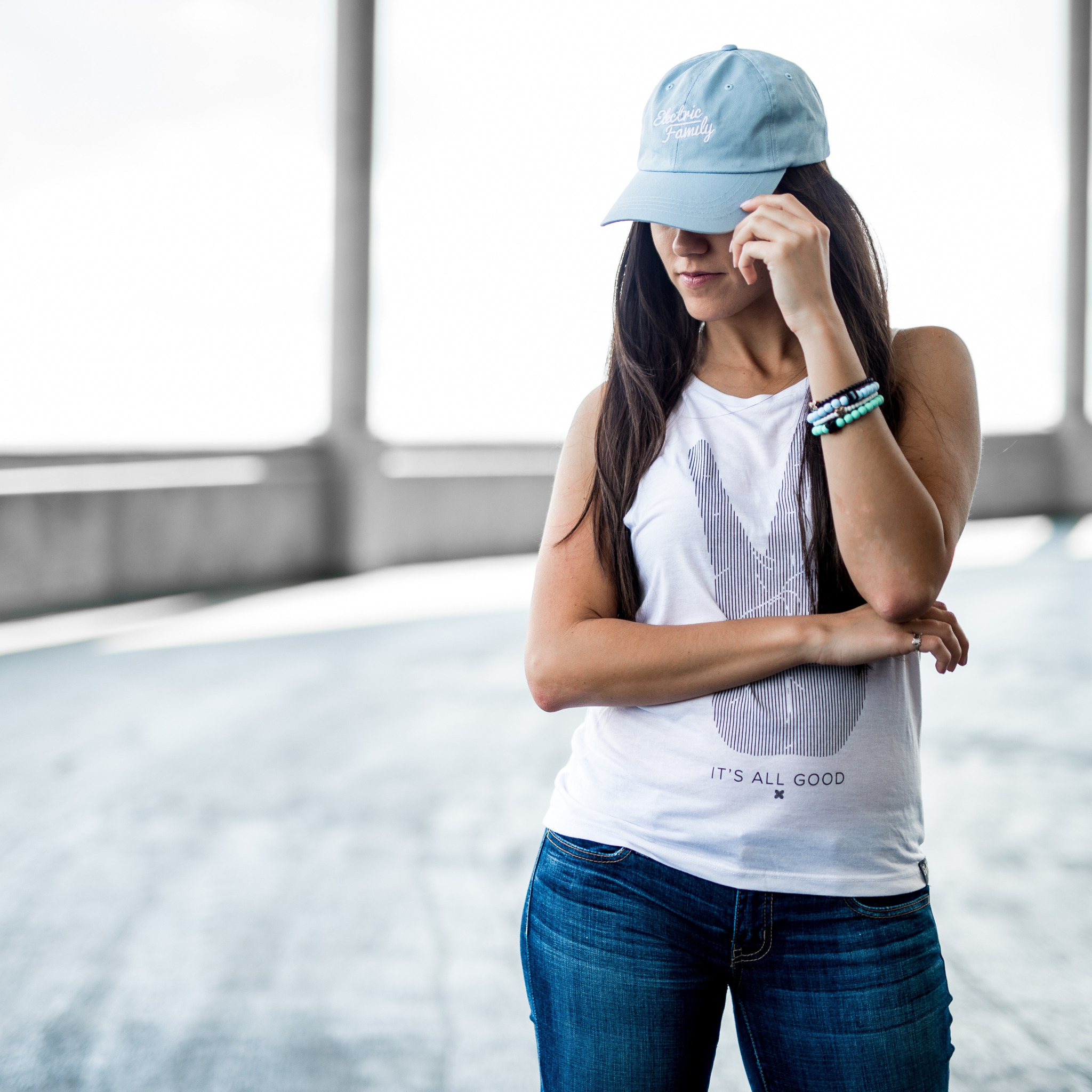 Girl cap. Девушка в кепке. Красивые девушки в бейсболках. Брюнетка в кепке. Девушка в белой бейсболке.