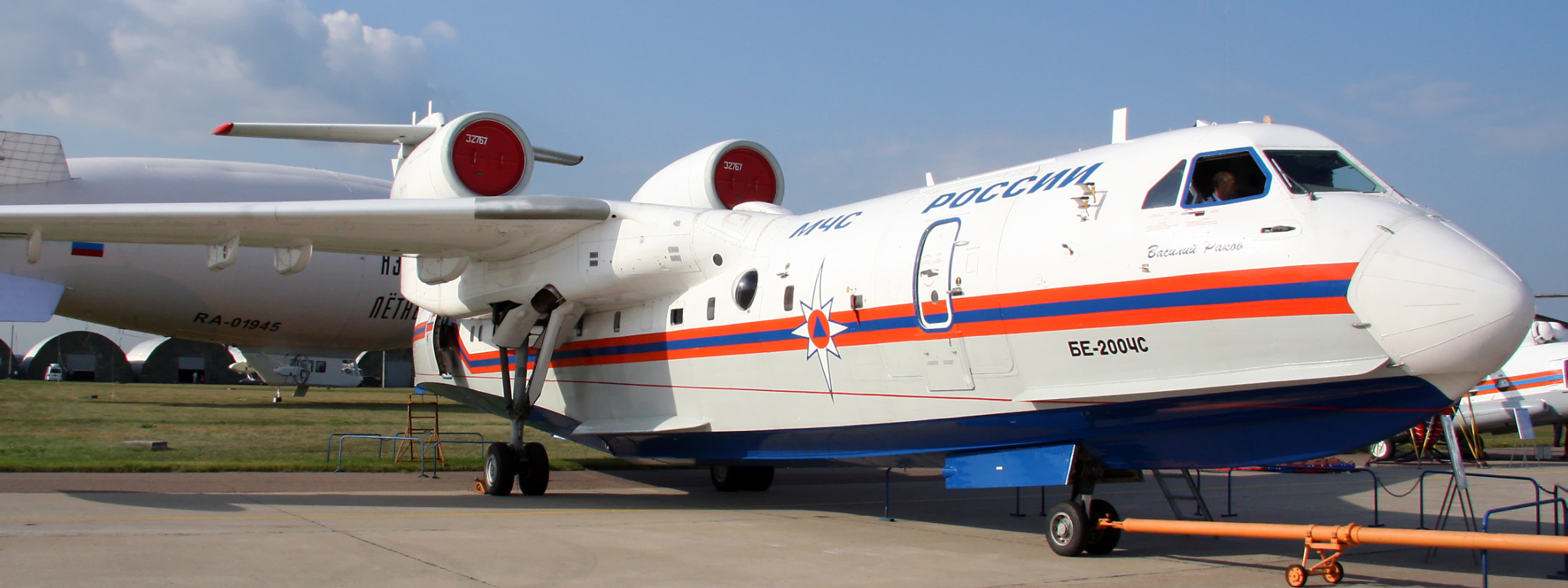 самолёт, Российский, амфибия, Бе-200, на выставке, дирижабль на заднем плане