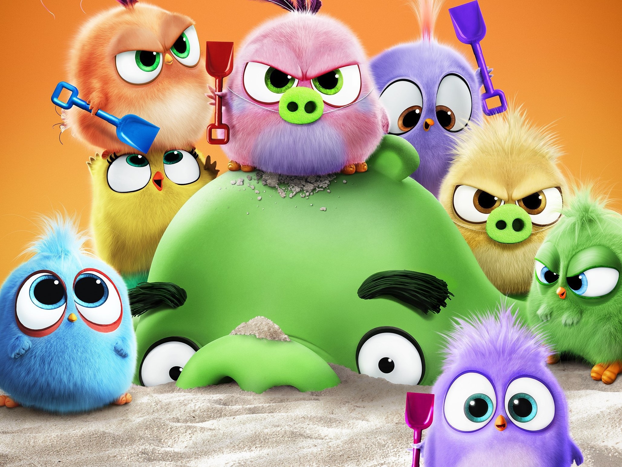 Обои песок, птички, птенцы, свинка, The Angry Birds Movie 2 на телефон и  рабочий стол, раздел фильмы, разрешение 2057x1545 - скачать