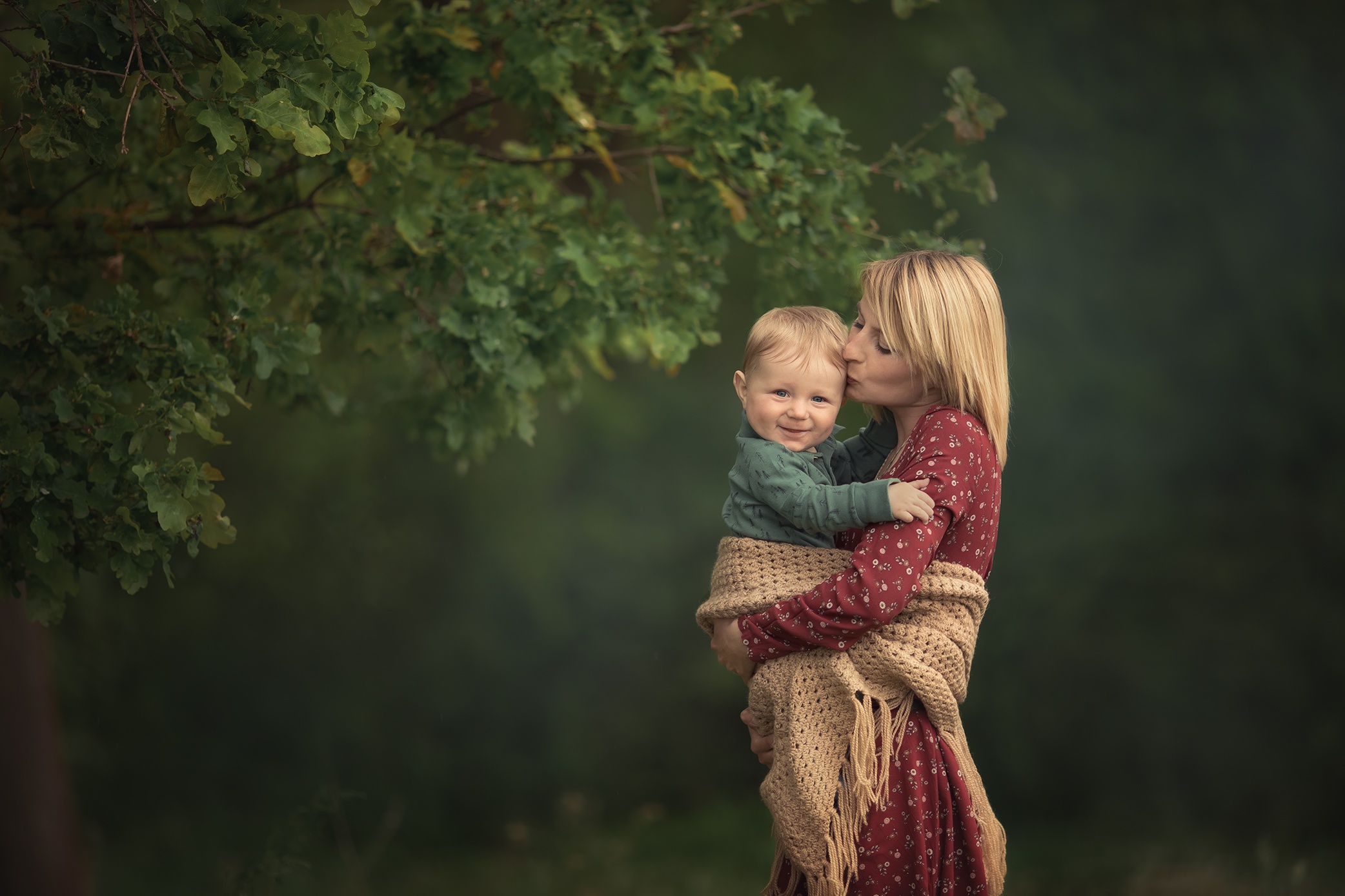 Mom and son. Мать и дитя на природе. Мать с ребенком. Мальчик обнимает маму. Мама обнимает сына.