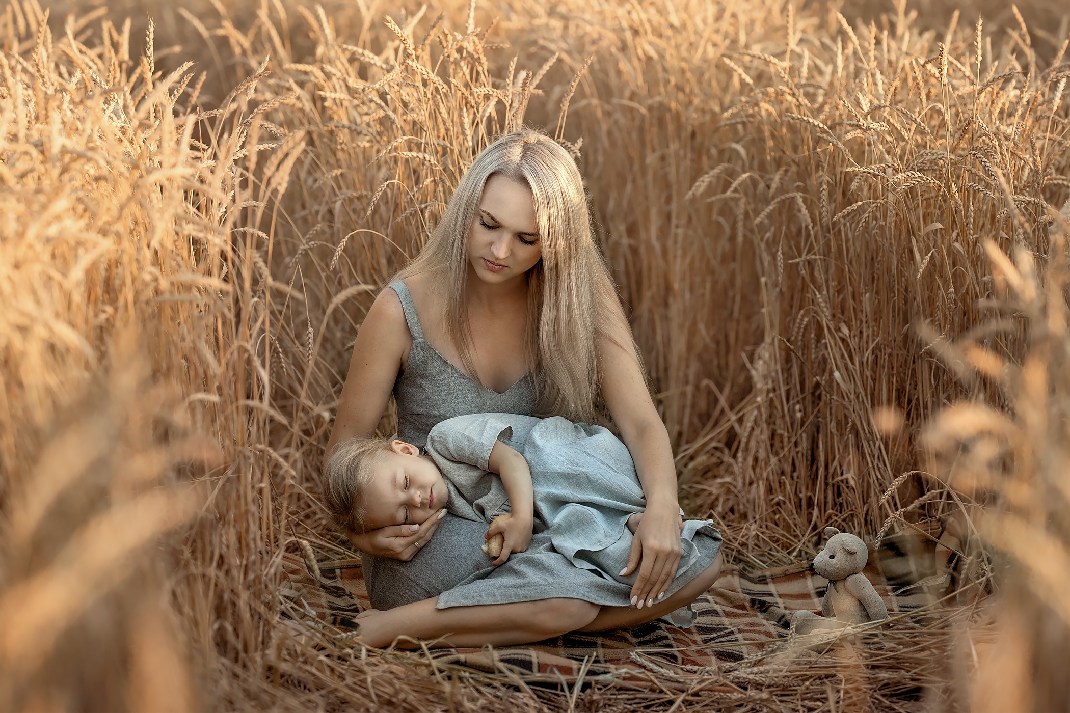 Мама природа родина. «Женщина и младенец в колыбели», Хоха. «Мать и ребенок» Гердар Рихтер. Фотосессия в пшеничном поле. Мама с ребенком в поле.