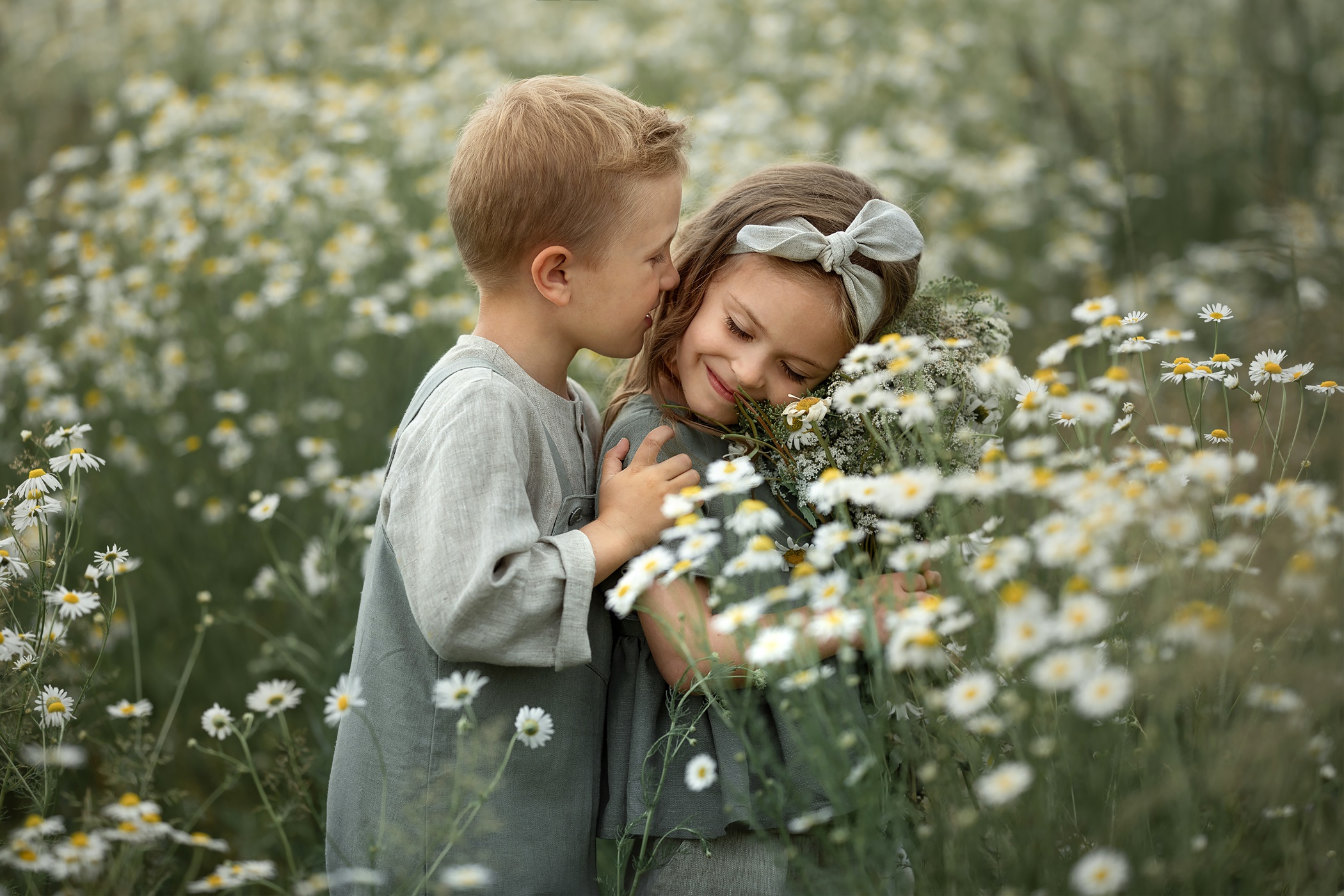 Родные милые дети. Фотосессия в ромашках. Мальчик Дари девочке цветы. Девочка в ромашках. Дети с цветами.