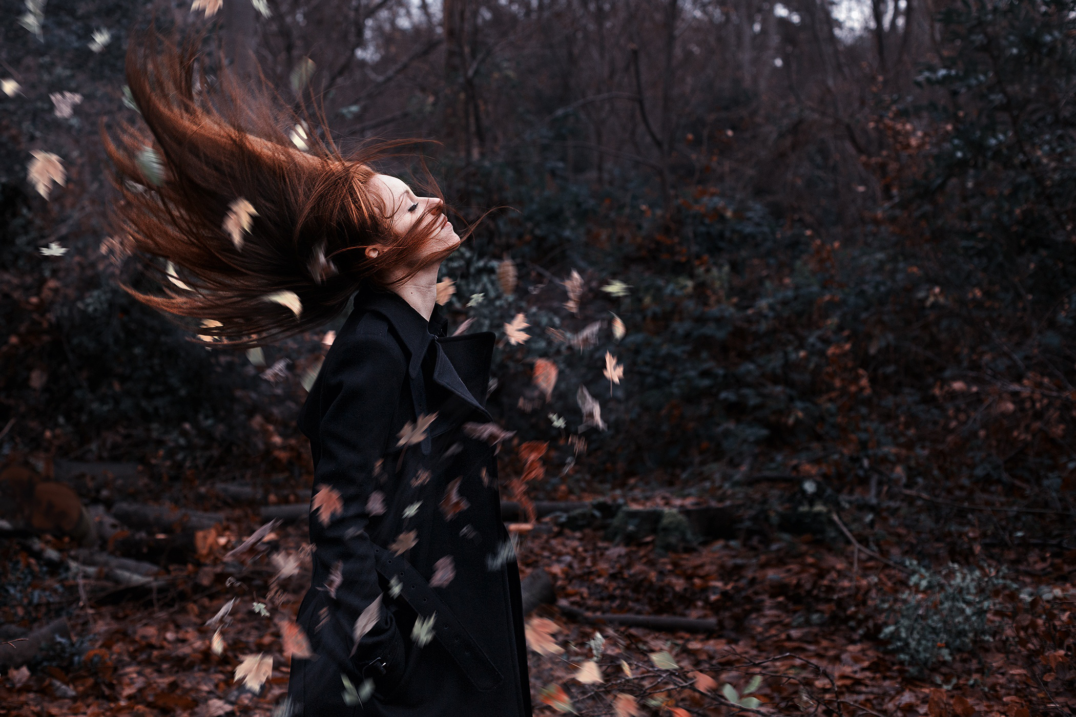 Ветер играет легкой листвою. Девушка осень. Девушка на ветру. Девушка осенью Эстетика. Девушка в лесу Эстетика.