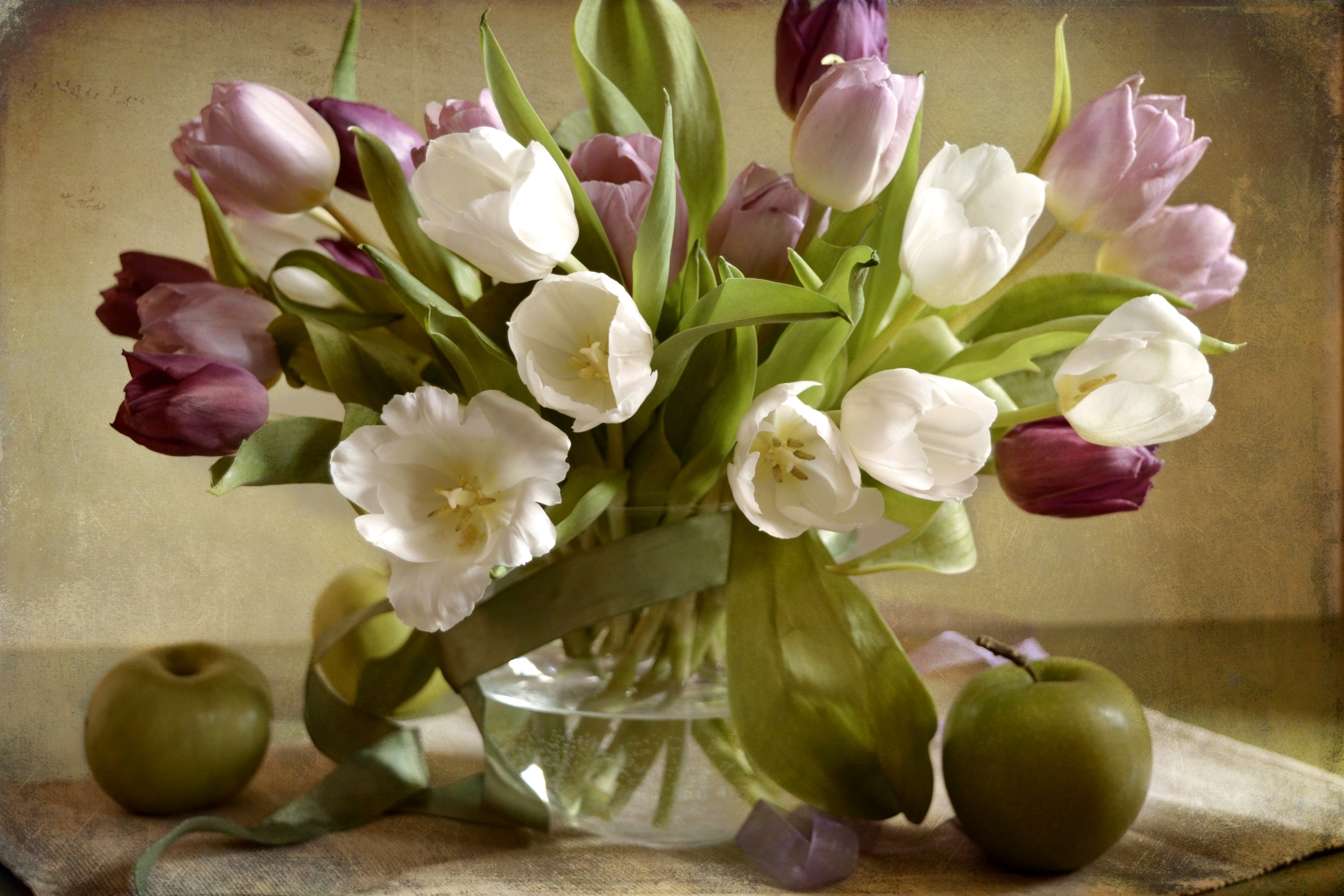 Фото тюльпаны в вазе на столе. Цветы в вазе. Весенний букет. Тюльпаны в вазе. Весенний букет в вазе.