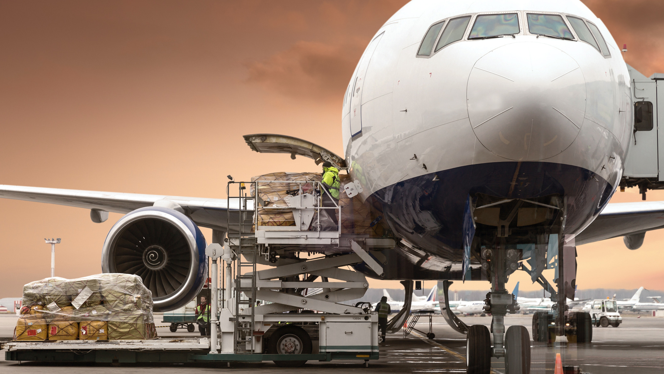 Aircraft load. Грузовой самолет карго. Авиадоставка грузов из Китая. Air Cargo & shipment. Грузовой самолет.