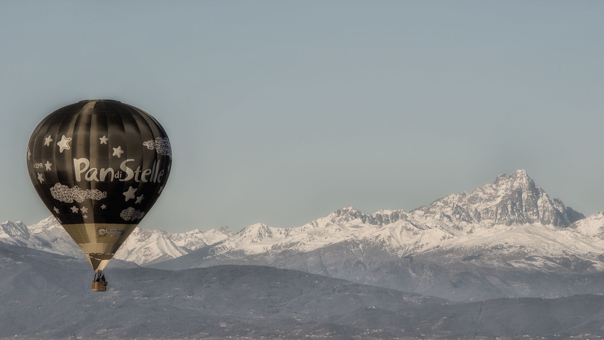 В шаре с горы. Шар с горы. Воздушный шар над горами. Воздушный шар в горах зима. В горах с шариками.