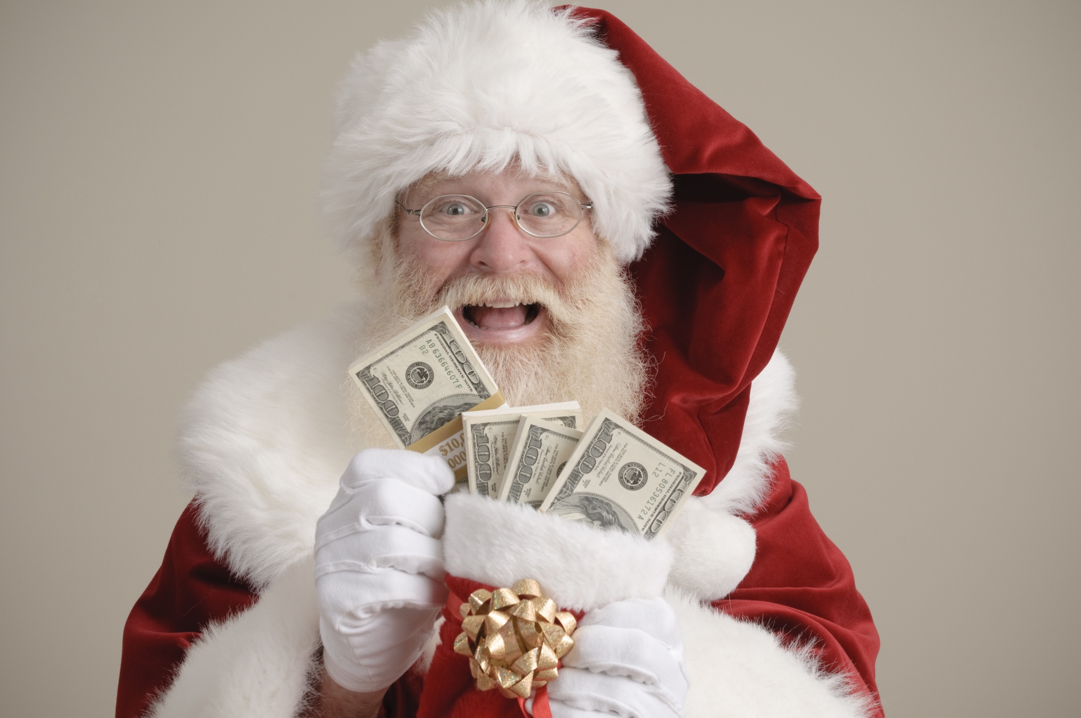 Сколько можно дед. Дед Мороз с деньгами. Санта с деньгами. Новый год деньги. Крутой дед Мороз.