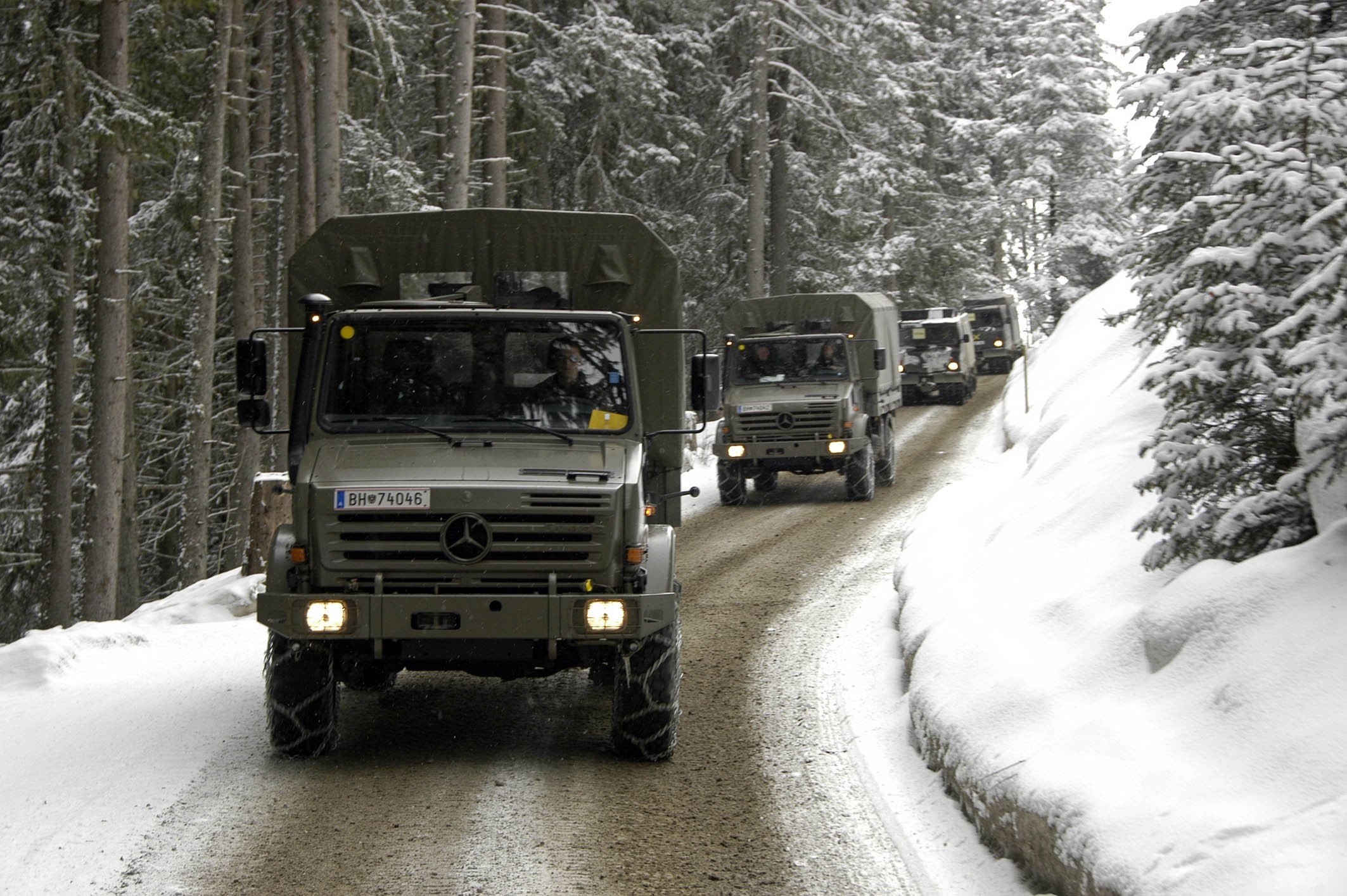 Скачать обои зима, снег, Mercedes, колонна, unimog, u5000, раздел машины в  разрешении 2126x1414