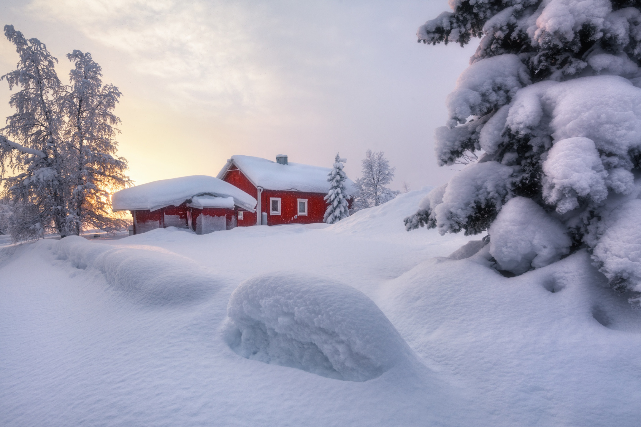 Снегом укрыты дома. Зимние сугробы. Дом занесло снегом. Домик в снегу. Снег сугробы.