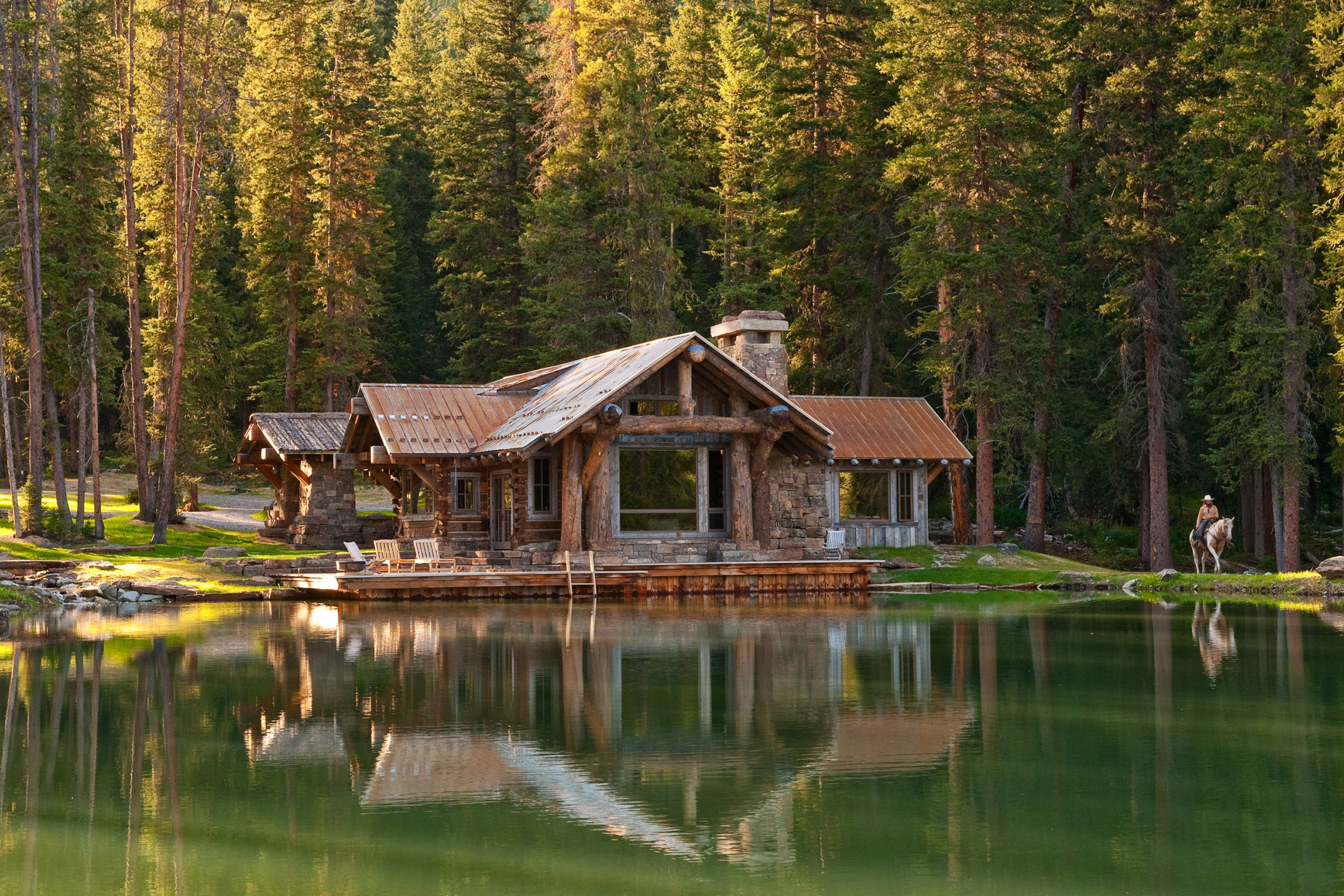 Дом у озера штат Монтана. Лес горы штат Монтана домик у озера. Фахверк Швейцария горы озеро лес. Изумрудное озеро Honka. Загородная природа