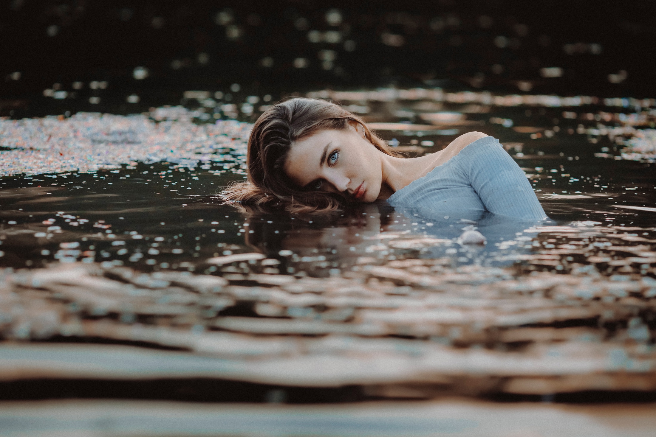 Девушка в воде красиво