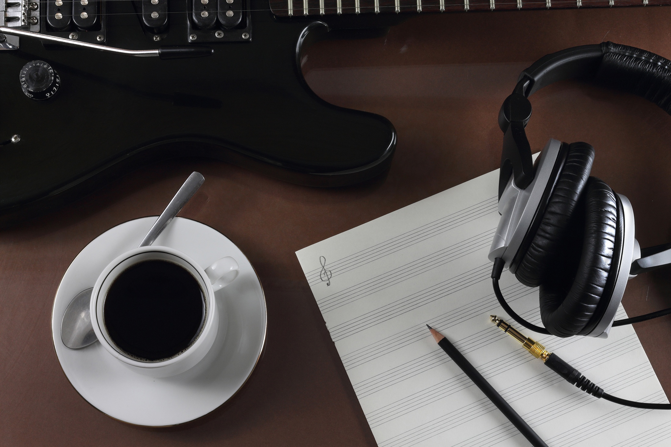 Спокойная утренняя музыка. Наушники с микрофоном на столе. Наушники для звукозаписи. Кофе и наушники. Ноут с наушниками и кофе.