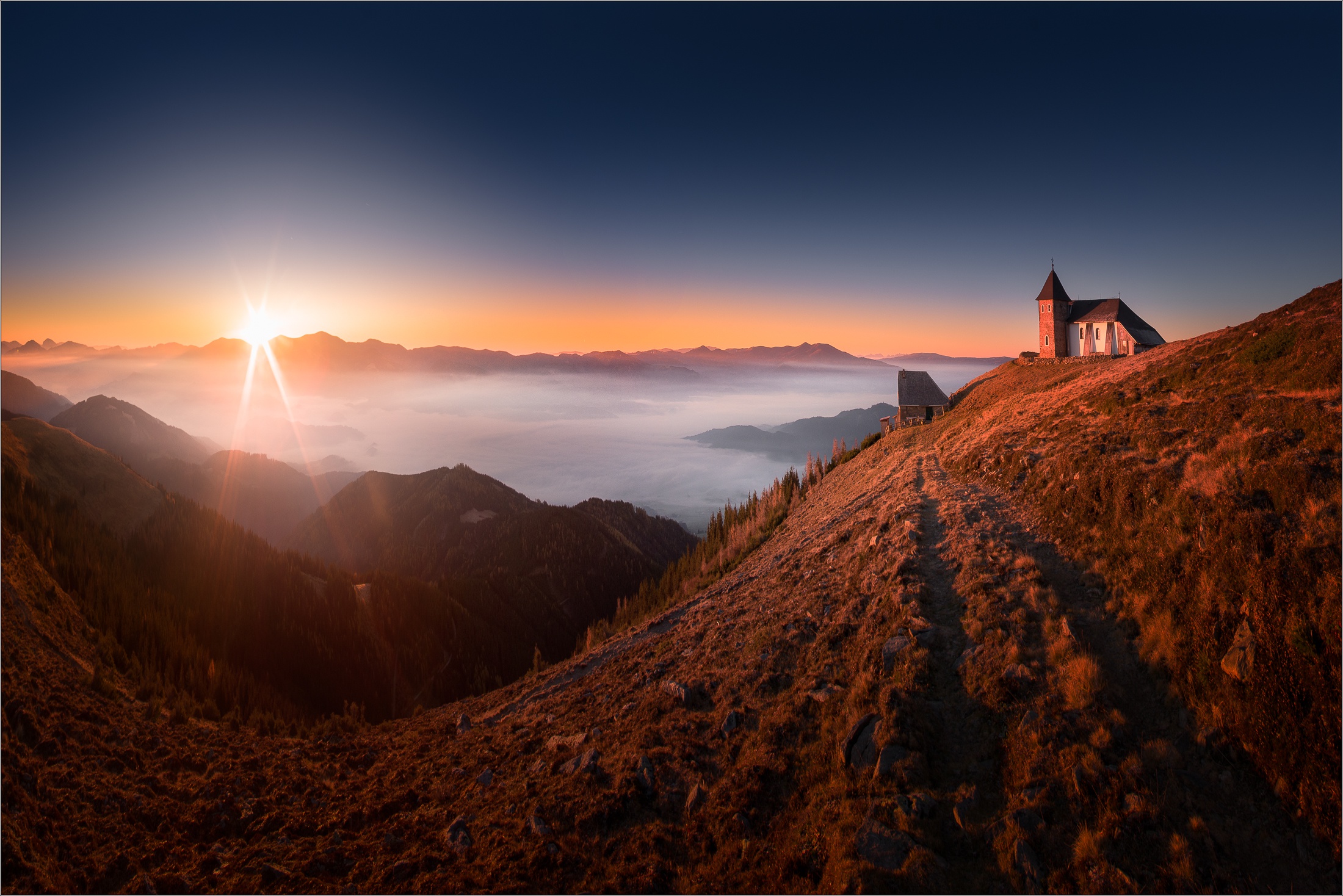 Light mountain. Домик в горах рассвет. Склон горы рассвет. Дом в горах на рассвете. Домик в горах туман.