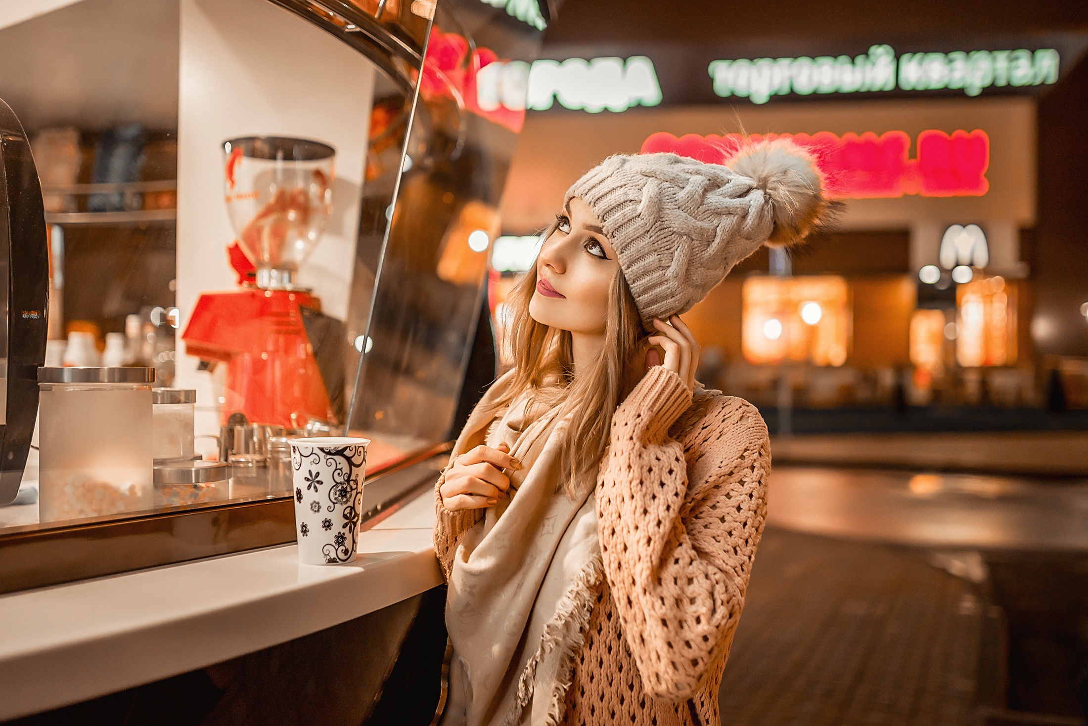 Алена полякевич кофейня. Фотосессия в кафе девушка. Фотосессия в кофейне зимой. Фотосессия в свитере в кофейне. Фотосессия в кафе девушка зимой.