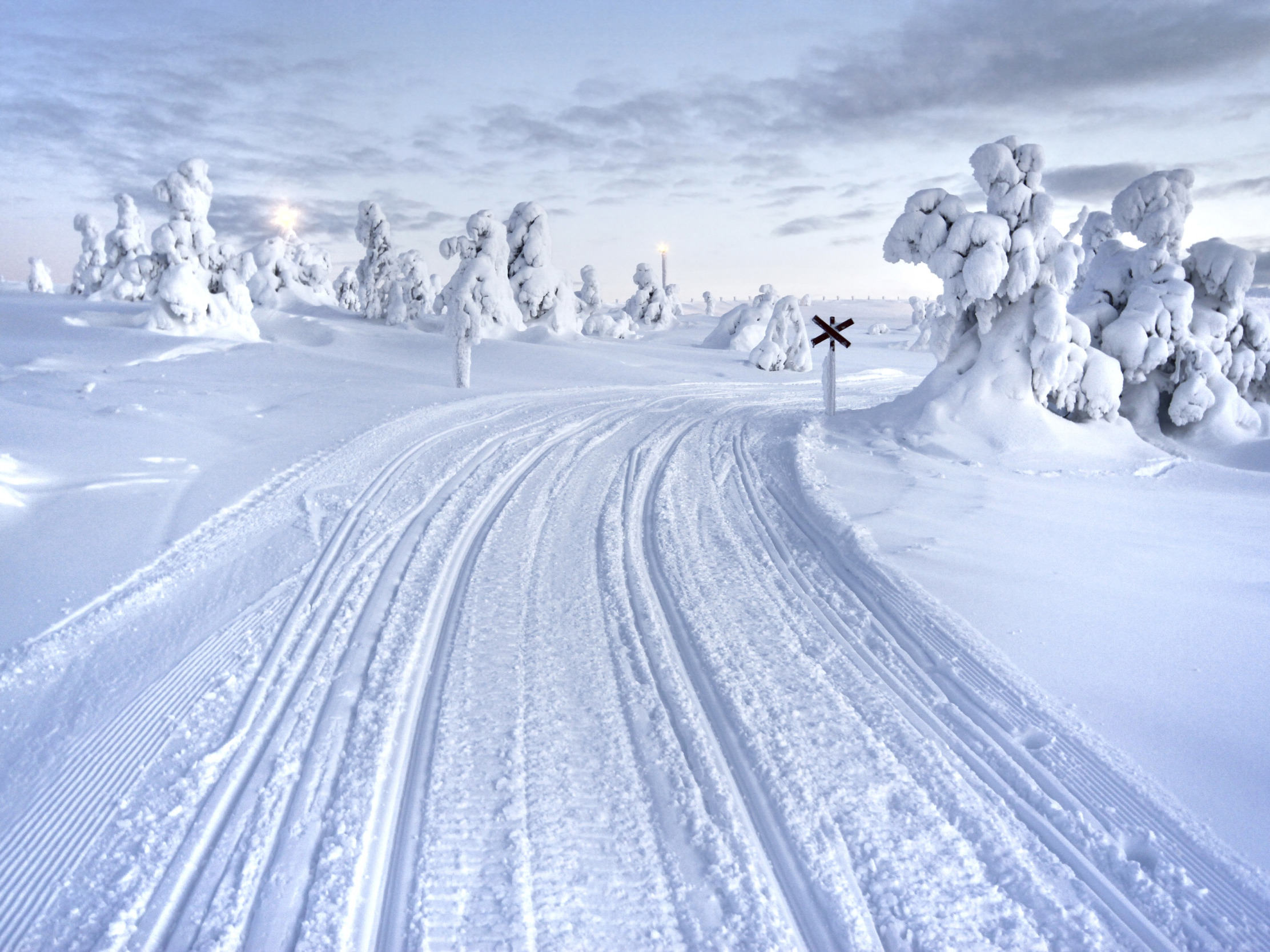 Снежная дорога. Снежный пейзаж. Зима дорога. Заснеженная дорога.