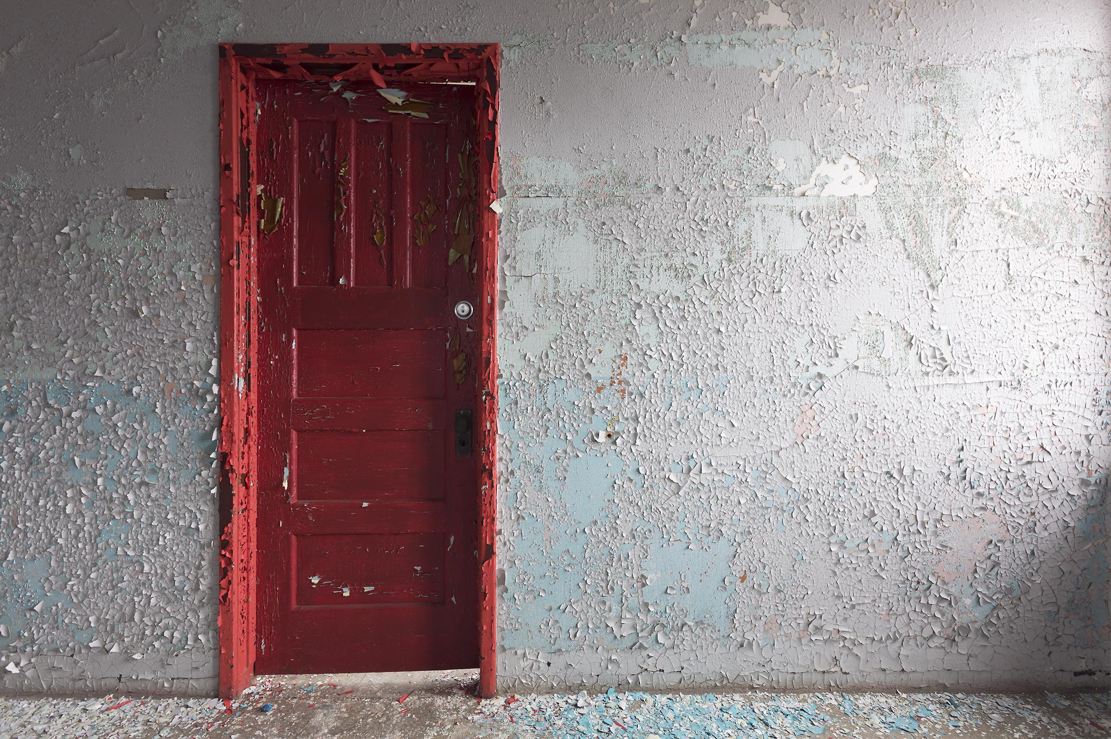 Подъезд с открытой дверью. Обшарпанная дверь. Старые подъездные двери. Советские деревянные двери. Старая дверь в квартиру.