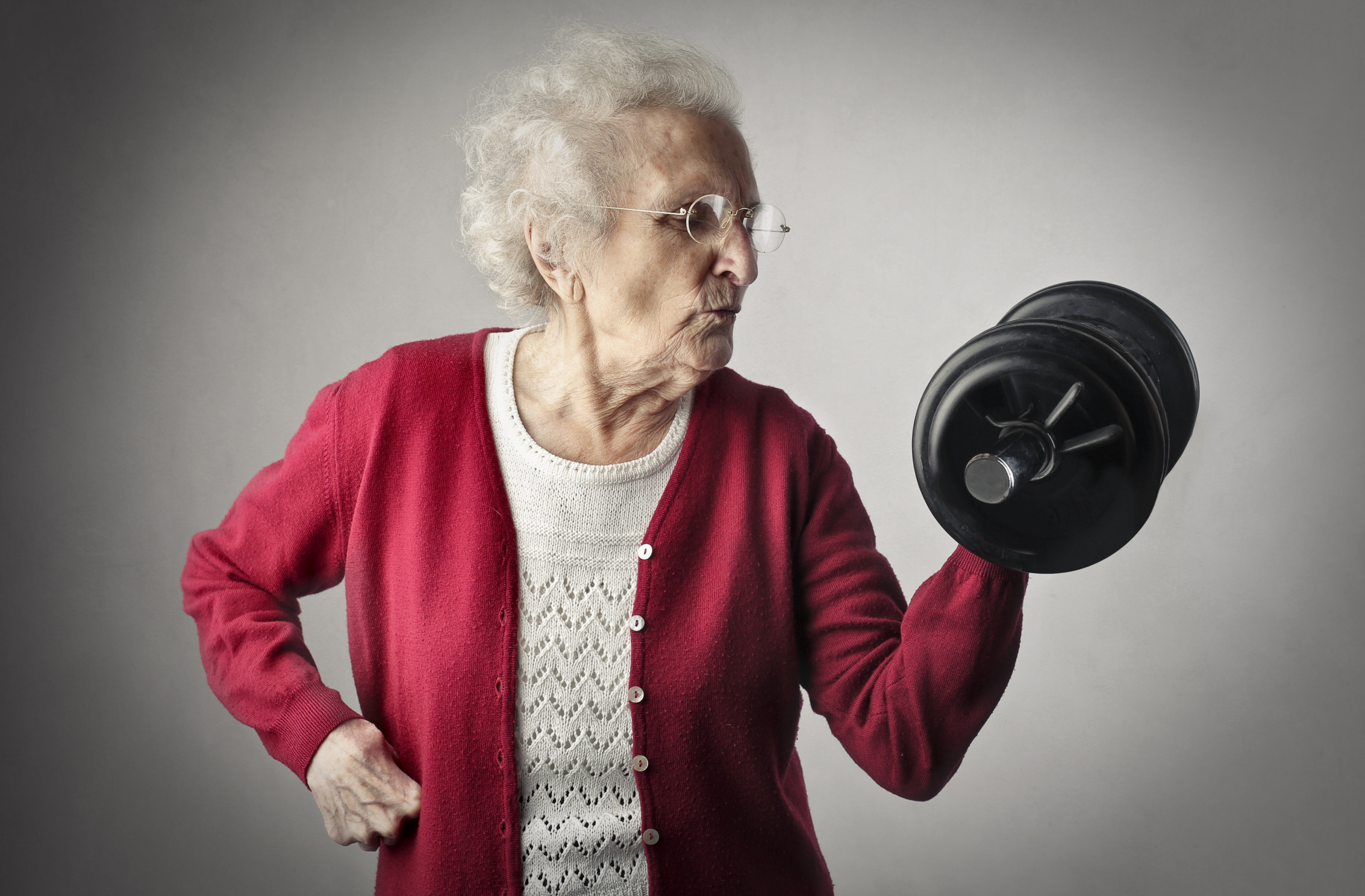 Grandma looks. Старушки спорт. Пожилая женщина спорт. Спортивные пожилые женщины. Креативная бабка.