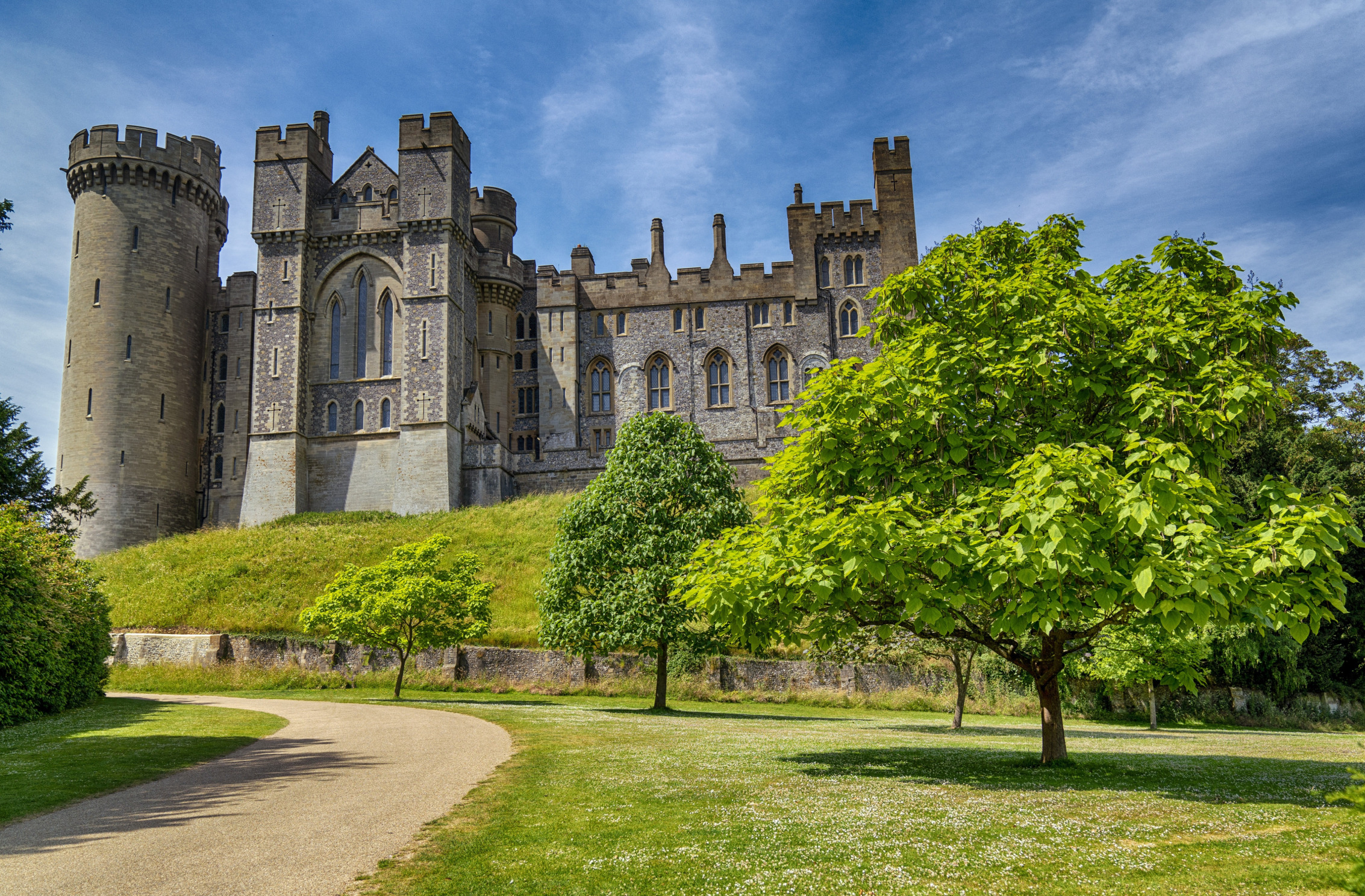 Britain castles. Арундельский замок Англия. Замок Фолган Англия. Замок Нонсеч Англия. Англия. Бестон. Замок.