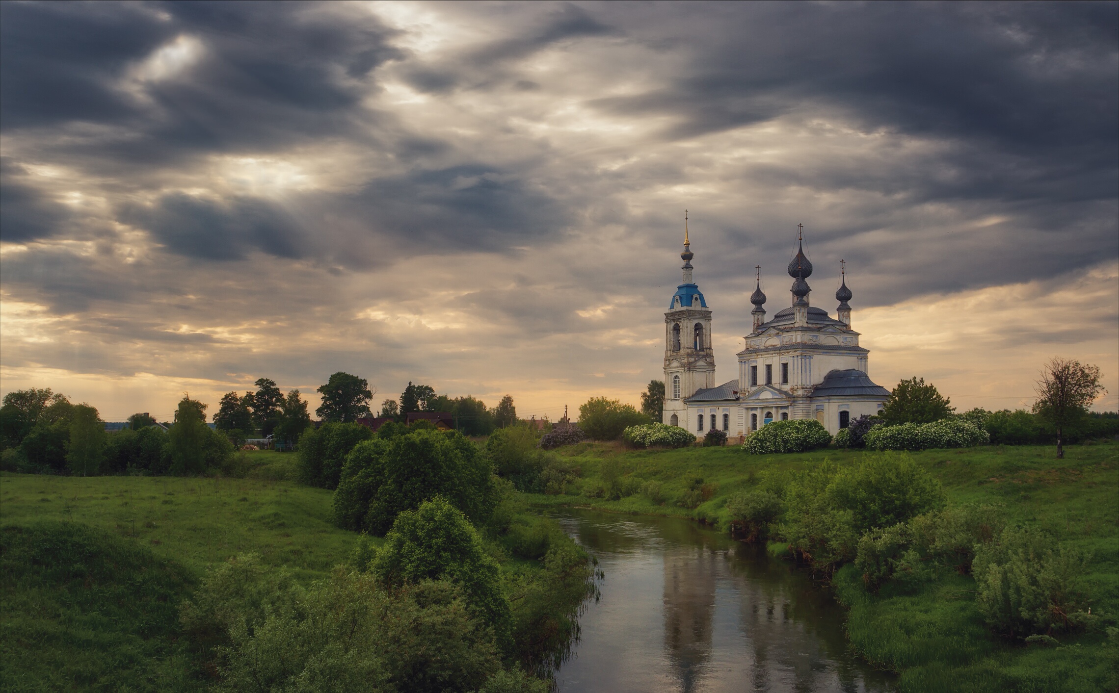 церкви но берегу реки