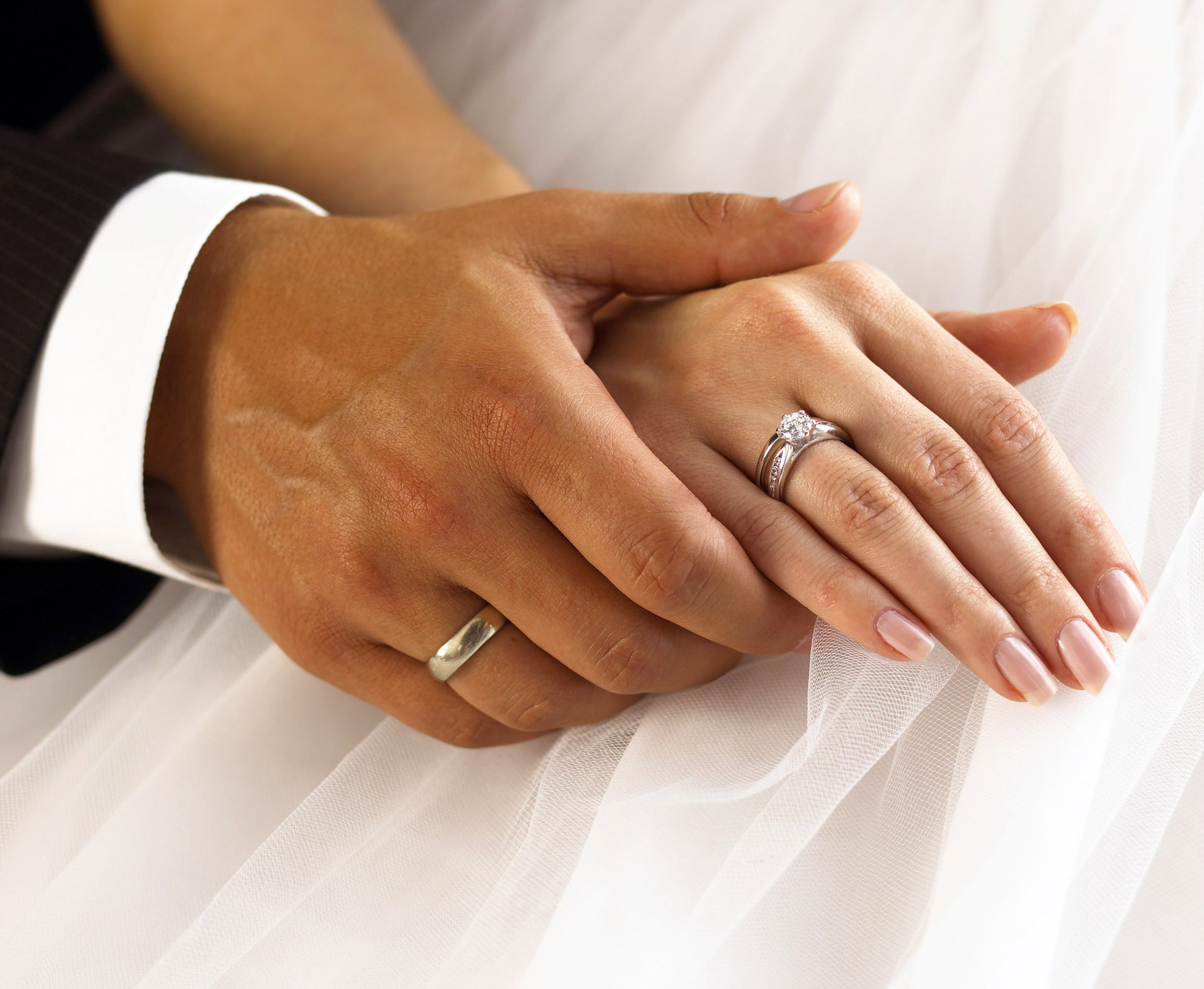 На какой руке носят кольцо брака. Обручальные кольца на руках. Свадебные кольца на руках. Обручальное кольцо на пальце. Обручальное и помолвочное кольцо.