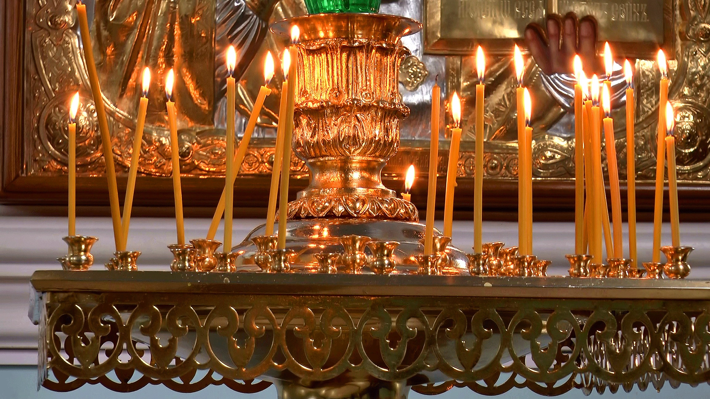 свечи в храме красивые