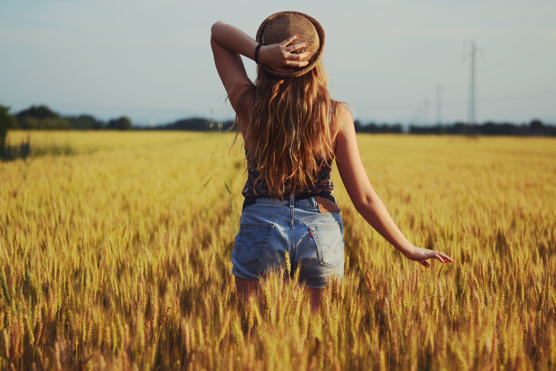 Выезд в поле. Девушка в поле. Фотосессия в поле. Девушка в пшеничном поле. Фотосессия в пшеничном поле.